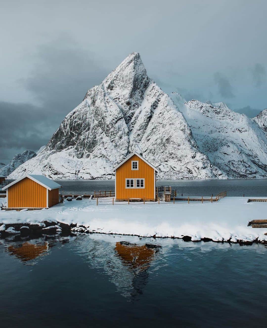 Canon Photographyさんのインスタグラム写真 - (Canon PhotographyInstagram)「Cabins in Lofoten, Norway  Photography // @withluke  Curated by @henry.nathan  #lofoten #norway #cabins #winter #snow」12月29日 22時35分 - cpcollectives