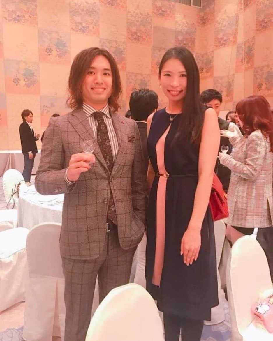 のインスタグラム：「・﻿ 【川島塾！！２０２１年度★募集開始〜！！！！！】﻿ ﻿  ＼香港のリゾート地で生活中！／ ﻿ ﻿ 日本全国♡世界を飛び回る💕﻿ シンデレラ起業塾主宰✨﻿ 起業プロデューサーの上野由美子です❤﻿  ﻿ ﻿ ﻿ わたしは２０１７年に﻿ 川島塾に入塾しました♡﻿ ﻿ ﻿ なぜ川島塾だったのかは﻿ 稼いでいるステキな経営者が﻿ いっっっぱいいそうだったから♪﻿ ﻿ ﻿ 億稼ぎたかったから♡﻿ ﻿ ﻿ 川島さんのように﻿ なりたいから♪です。﻿ ﻿ ﻿ 億稼いでいる経営者が﻿ ゴロゴロいる人生やビジネスを﻿ 学べる塾って﻿ ﻿ ﻿ そうそうないと思いまして。。。﻿ ﻿ ﻿ とにかくリサーチして﻿ それを学べるのが川島塾だったから﻿ 行きたいと思いました！﻿ ﻿ ﻿ ギラギラしてて怖い！﻿ ナンパ塾でしょ？なんて﻿ 言われることもありますが。。﻿ ﻿ ﻿ 実際に入ってみると﻿ 本当にステキなステキな経営者ばかりで﻿ ﻿ ﻿ とっても楽しいです❣️﻿ ﻿ ﻿ この環境にいると﻿ セミナーのたびに海外とかになってくると﻿ ﻿ ﻿ １週間以上滞在して﻿ のんびりしている経営者の方も多くいて﻿ ﻿ ﻿ 川島塾に入ったばかりの頃は﻿ わたしはとにかく仕事に追われて﻿ 大変だったので﻿ ﻿ ﻿ めちゃくちゃ稼いでいて﻿ 暇なんてめーーーっちゃ﻿ 羨ましいなあ〜って思っていました。﻿ ﻿ わたしの場合だと﻿ まあまあ稼いではいましたが﻿ 暇なしで。。w﻿ ﻿ ﻿ お金はあるけど暇なし！！﻿ っていうww﻿ ﻿ ﻿ なかなか辛い状況だったので﻿ それを打破するべく川島塾で学ばせていただき﻿ 頑張ってきました♡﻿ ﻿ ﻿ 川島さんは世界を旅しながら﻿ 一日１時間のお仕事で﻿ １０年連続年収１億円以上なので﻿ ﻿ ﻿ 暇リッチです♡♡﻿ ﻿ ﻿ ﻿ わたしもとにかく暇リッチになりたいと﻿ 夢を見まして…（笑）﻿ ﻿ ﻿ だかしかし！ビジネス初期は。。。﻿ ﻿ ﻿ わたしは仕組み化が苦手で﻿ さまざまな失敗をしてきて﻿ 四苦八苦していました。﻿ ﻿ ﻿ しかし、川島さんからの学びのおかげで﻿ ようやくビジネスも形になり﻿  ﻿ ﻿ 時間とお金に《かなり！！！！！！！》﻿ 余裕が持てるようになりました🎶﻿ ﻿ ﻿ すべては川島さん！！﻿ 川島塾のおかげです！！！！！！！﻿ ﻿ さらには﻿ ２０１８年の１０月に香港に移住をしまして﻿ 川島さんと同じお家（マンション）﻿ 同じ棟に住むこともできました❣️﻿  ﻿ ﻿ さすが川島さんが選ばれた物件！！！﻿ ﻿ お家があまりにも最高すぎて﻿ 素晴らしい経験ができたので﻿ ﻿ ﻿ 川島さんには﻿ もう一生感謝です！！﻿  ﻿ ﻿ ﻿ 川島塾に入塾してからの成果は﻿ ビジネスの方は﻿ 　﻿ ﻿ 起業コンサルを中心に﻿ （シンデレラ起業塾を主宰）﻿ ﻿ ﻿ そのほか、物販、アフィリエイト﻿ モニター紹介などなど。。﻿  ﻿ ﻿ キャッシュポイントを﻿ １０個以上作ることができました！！﻿  ﻿ ﻿ 不労所得もかなり増えまして﻿ ﻿ ﻿ 去年は妊娠し、今年１月に出産しましたが﻿ その間も収入はみるみる増えておりました✨✨﻿ ﻿ 　﻿ 今後も川島塾でバリバリ学ばせていただき﻿ バリバリ動いて﻿ いっぱい稼ごう🤣と思っております🎶﻿  ﻿ ﻿ 川島塾は来年で５期目♡﻿  ﻿ ﻿ 来年もめちゃくちゃ楽しみです！﻿ ﻿ ﻿ ご一緒できる方！﻿ 人生をガラリと変えたい方！﻿ 刺激的なことが好きな方😍❤️はぜひ！﻿ ﻿ ﻿ ご一緒しましょう！！﻿ ﻿ ﻿ エントリーの際は﻿ 紹介者の欄に﻿ 【上野由美子】と入れてくださいませ✨✨﻿ ﻿ ﻿ 私の名前を書いていただきましたら﻿ 【億万長者になるための秘密のテキスト資料】を﻿ 私からもプレゼントいたしますので﻿ 　﻿ ﻿ エントリーしたよという方は﻿ わたしの公式LINE﻿ （🆔検索は@yumicocoで検索！﻿ @をお忘れなく❣❣）﻿ ﻿ ﻿ その旨をご連絡いただけると嬉しいです！﻿ ﻿ ﻿ 川島塾についてあれこれ﻿ わからないことや知りたい方も﻿ ぜひお気軽に公式LINEに﻿ メッセージをいただけたらと思います✨✨﻿ ﻿ ﻿ ﻿ ﻿ それではまた〜💕﻿ ﻿ ﻿ *・。*゜・。・o゜・。*゜・。・o*゜・。*゜・。・﻿ ﻿ 夢を叶える【シンデレラ通信】では、﻿ 新しいプロジェクトの進捗や﻿ ブログにも書けないここだけの話をお届け予定です💓﻿ ﻿ ご登録で﻿ 「幸せなお金持ちになる✨魔法の習慣資料」﻿ プレゼント中❣️🎁﻿ ﻿ プロフィールのURLをタップしてね💕﻿ @yuminoko﻿ ﻿ *・。*゜・。・o゜・。*゜・。・o*゜・。*゜・。・﻿ ﻿ #ママ起業#ママ起業塾#集客#集客支援#副業#産休#香港生活#香港移住#海外生活#海外移住#ワーママ#アメブロ集客#シンデレラ起業塾#川島塾」