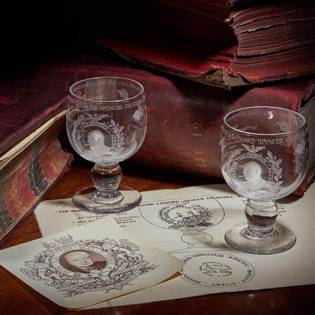 サザビーズさんのインスタグラム写真 - (サザビーズInstagram)「Winston Churchill had an eye for the finer things in life, making him a regular client at the luxury tableware store Thomas Goode.   So, when Churchill became the first person ever granted honorary American citizenship in 1964, Thomas Goode saw fit to create their own special goblets to mark the occasion.   They’re now on offer as part of the Thomas Goode auction, open for bidding until January 8.   Scroll for a sneak peek at the items Churchill bought at the store over the years.   @ThomasGoode_UK #WinstonChurchill  #ThomasGoode #glassware #history #goblet」12月29日 22時39分 - sothebys