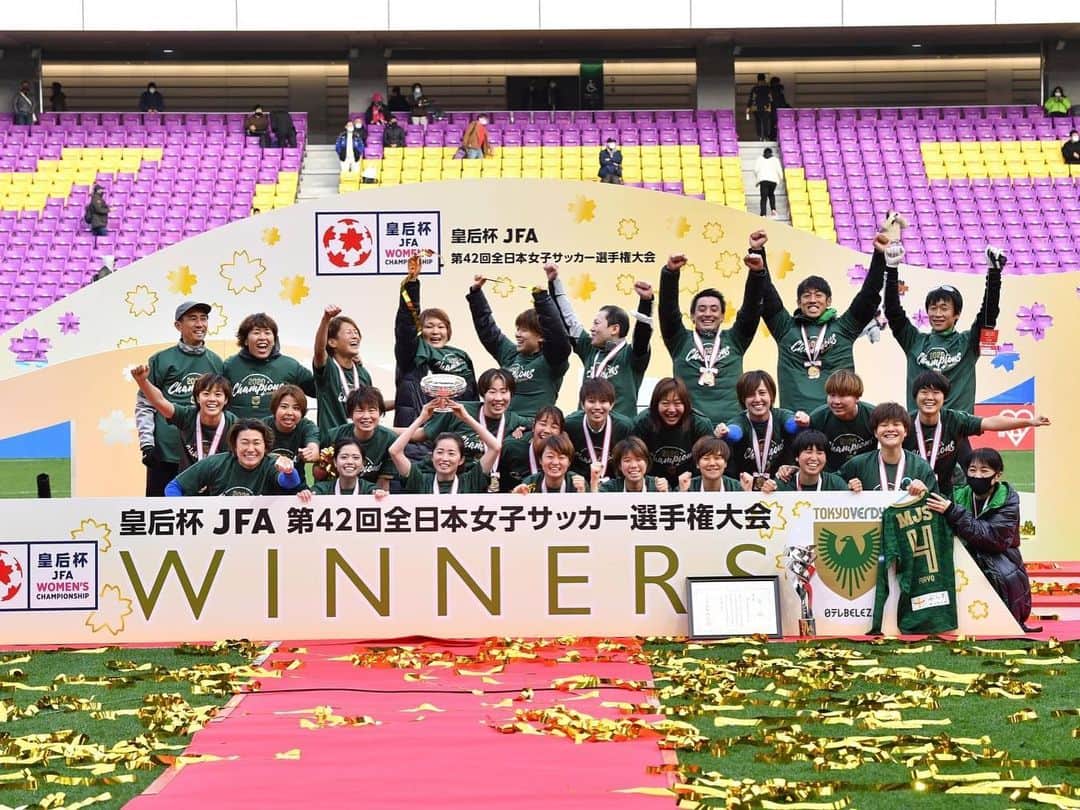 村松智子のインスタグラム：「皇后杯優勝🏆🏆 苦しいシーズンだったけど、最後笑って終われてよかった！ みんなでとったタイトル🥇 たくさんの方達に感謝の気持ちを伝えたいです！ ありがとうございました😆 #皇后杯 #ベレーザ #最高」