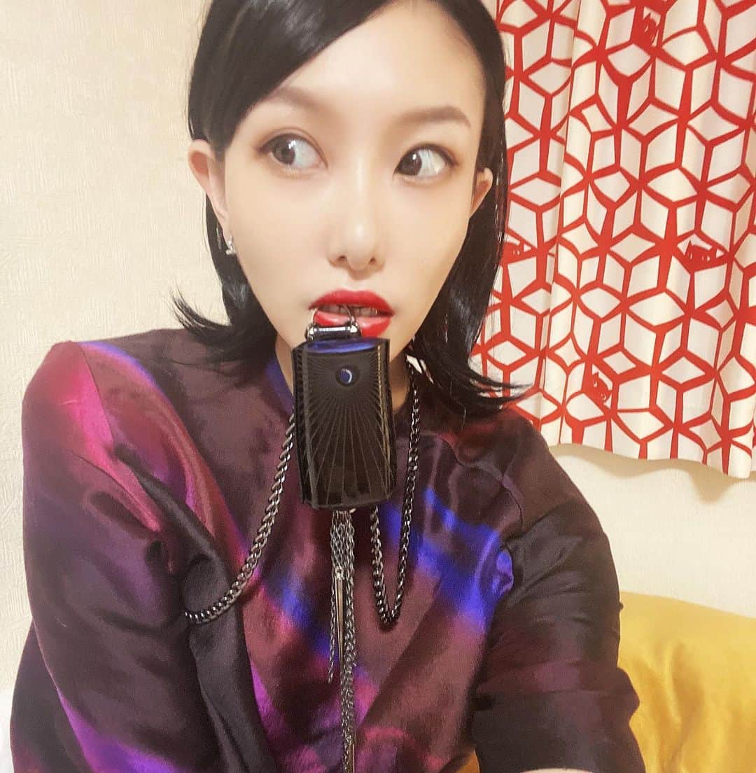 濱田茉奈さんのインスタグラム写真 - (濱田茉奈Instagram)「._ @glo.japan さんからガレス・ピュー　@garethpughstudio のコラボレーションアイテム　#glohyper 専用ホルダーを頂きました❤️🎁 ありがとうございます✨ 私はこのシックな黒のカッコいいやつにした✨ どうやら廃材となるクラブウェアをアップサイクルして誕生したサステナブルなアイテムだそう😳✨ インスピレーションは日本の" 印籠　"から受けたんだって！ 2パターンの洋服に合わせてみた〜！ 結構なんでも合いそうだしイカす😜❤️ ありがとうございました✨._ #fashion #glojapan #グロー　#refashioned #ガレスピュー」12月29日 22時41分 - manahamada0222