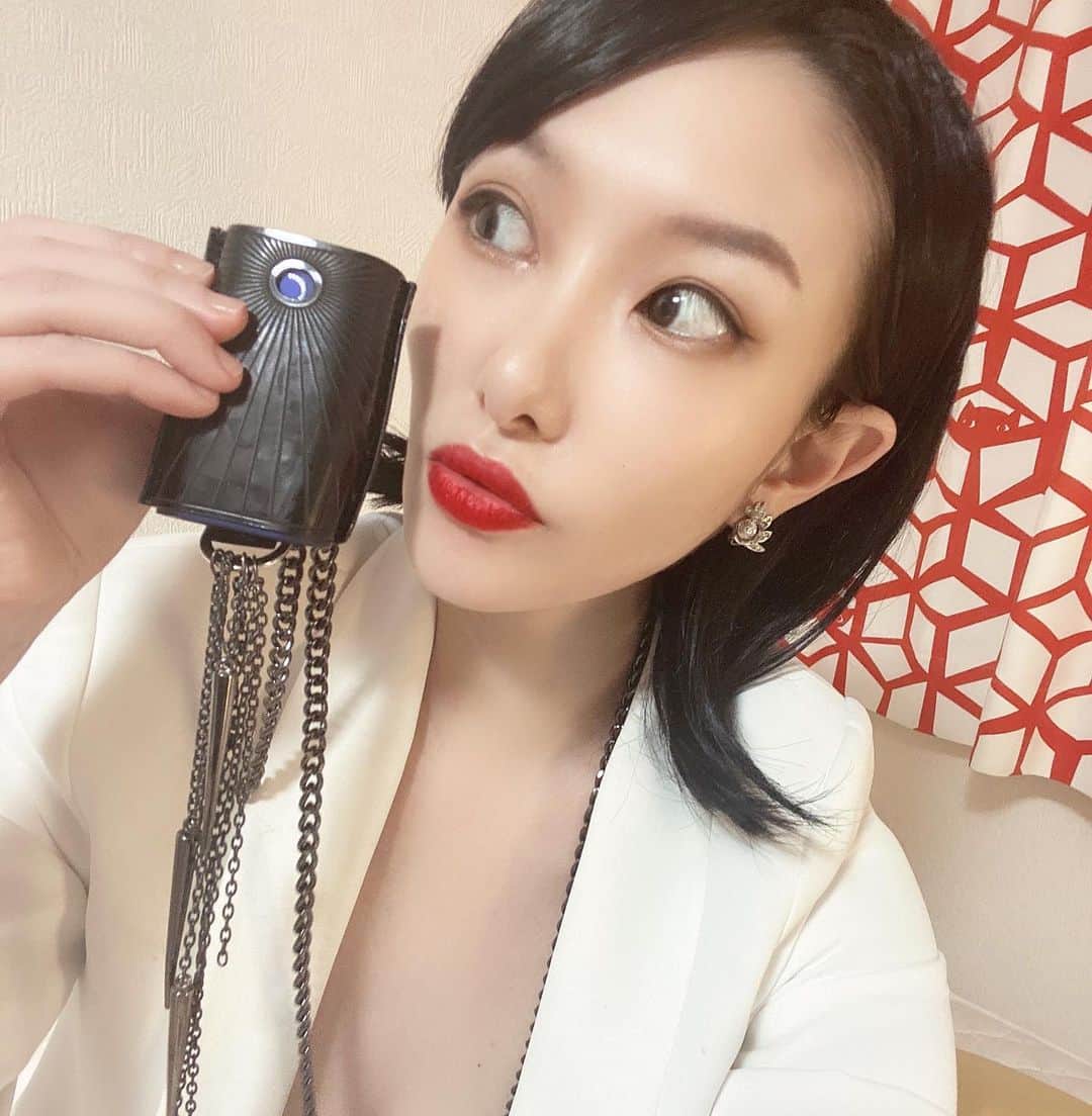 濱田茉奈さんのインスタグラム写真 - (濱田茉奈Instagram)「._ @glo.japan さんからガレス・ピュー　@garethpughstudio のコラボレーションアイテム　#glohyper 専用ホルダーを頂きました❤️🎁 ありがとうございます✨ 私はこのシックな黒のカッコいいやつにした✨ どうやら廃材となるクラブウェアをアップサイクルして誕生したサステナブルなアイテムだそう😳✨ インスピレーションは日本の" 印籠　"から受けたんだって！ 2パターンの洋服に合わせてみた〜！ 結構なんでも合いそうだしイカす😜❤️ ありがとうございました✨._ #fashion #glojapan #グロー　#refashioned #ガレスピュー」12月29日 22時41分 - manahamada0222