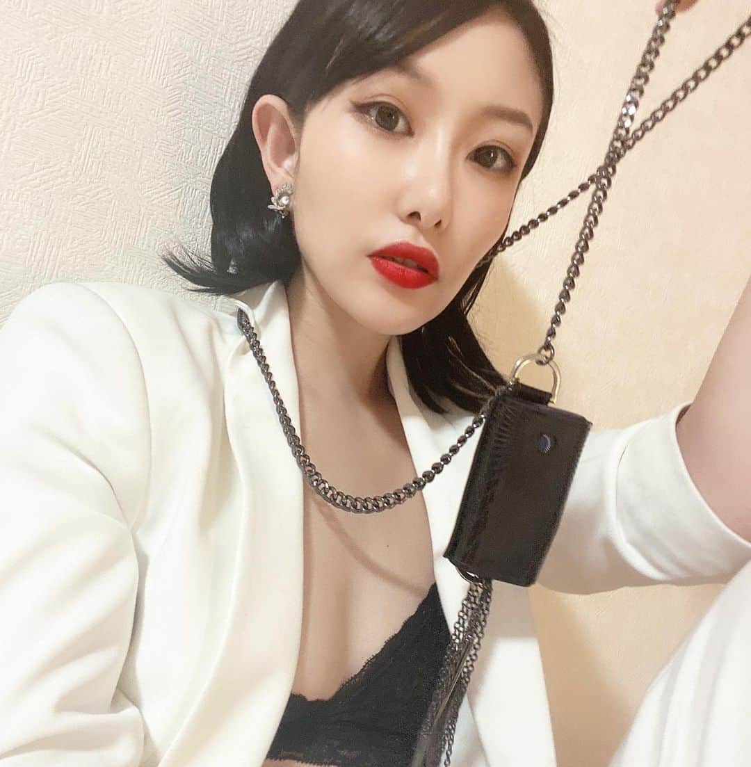濱田茉奈さんのインスタグラム写真 - (濱田茉奈Instagram)「._ @glo.japan さんからガレス・ピュー　@garethpughstudio のコラボレーションアイテム　#glohyper 専用ホルダーを頂きました❤️🎁 ありがとうございます✨ 私はこのシックな黒のカッコいいやつにした✨ どうやら廃材となるクラブウェアをアップサイクルして誕生したサステナブルなアイテムだそう😳✨ インスピレーションは日本の" 印籠　"から受けたんだって！ 2パターンの洋服に合わせてみた〜！ 結構なんでも合いそうだしイカす😜❤️ ありがとうございました✨._ #fashion #glojapan #グロー　#refashioned #ガレスピュー」12月29日 22時41分 - manahamada0222