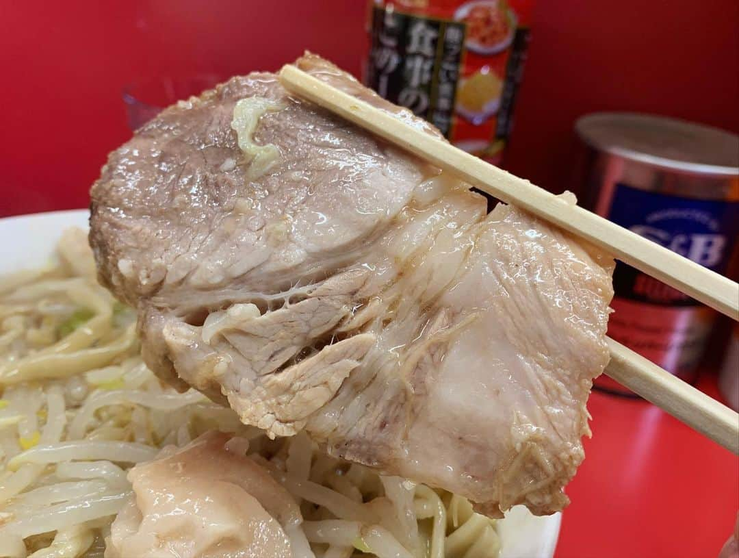 SUSURUさんのインスタグラム写真 - (SUSURUInstagram)「ラーメン二郎 三田本店 ラーメンニンニクアブラ 今年の二郎納めはもちろん三田本店！ クタシャキ野菜に旨味ビシッと効いたスープが最高に美味しいです🐷 表面滑らか、噛めばアルデンテ食感の麺も神域ィ！ 三田本店美味すぎました。 北の打ち師達のはるくんと一緒にすすりました🍥 #susuru_tv #ラーメン二郎三田本店 #ラーメン二郎 #田町 #三田 #東京 #ラーメンニンニクアブラ #超うまい #北の打ち師達 #はるくん  #ラーメン #らーめん #ramen #ラーメン部 #ramennoodles #毎日ラーメン生活 #麺スタグラム #japaneseramen #japanramen #foodstagram #foodie #noodles #instanoodle #instaramen #instafood #susururecommended #二郎 #東京 #三田本店」12月29日 22時42分 - susuru_tv