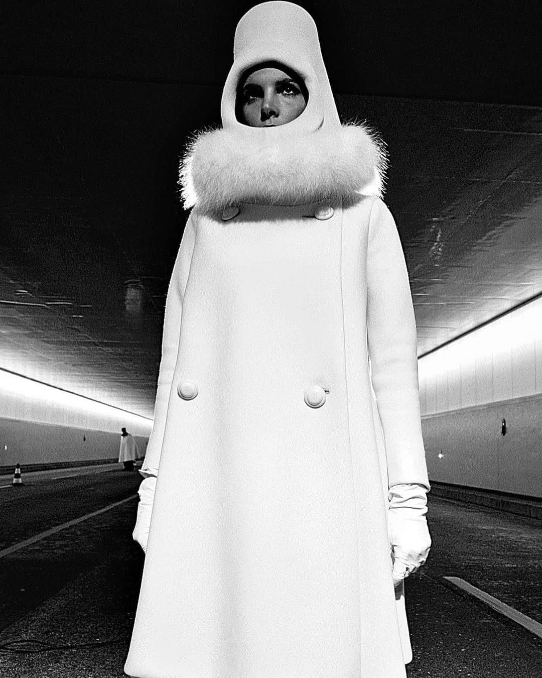 ニーナ・ガルシアのインスタグラム：「As we are about to say goodbye to 2020 I have just learned the sad news of the passing of Pierre Cardin. Cardin exemplifies through his designs how fashion has the power to design the future. His curiosity, his vision and his love for the art of fashion helped shape the dreams of many women during the second half of the twentieth century. Even today his designs are truly modern, with silhouettes and fabrics that have inspired many contemporary designers. Today the fashion world is a little darker. We lost one of our lighthouses. RIP #PierreCardin @elleusa」