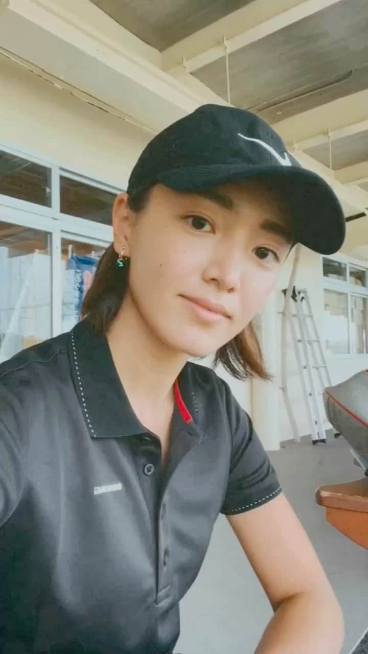夏美のインスタグラム：「今日は午前中暖かくて半袖でいけていた沖縄です🏝明日から沖縄も寒くなるみたい❄️☃️ 練習ではもっぱらインサイドからおろす練習です💪笑 今年もあと少しですね❗️ 2020 ラスト明日明後日が皆様にとって素晴らしい2日間になりますように❗️ TOPS,PANTS: @briefing_official  ＊ ＊ #okinawa  #japan  #briefing  #briefinggolf  #夏美の沖縄ゴルフ  #夏美の沖縄ライフ  #ブリーフィングゴルフ」