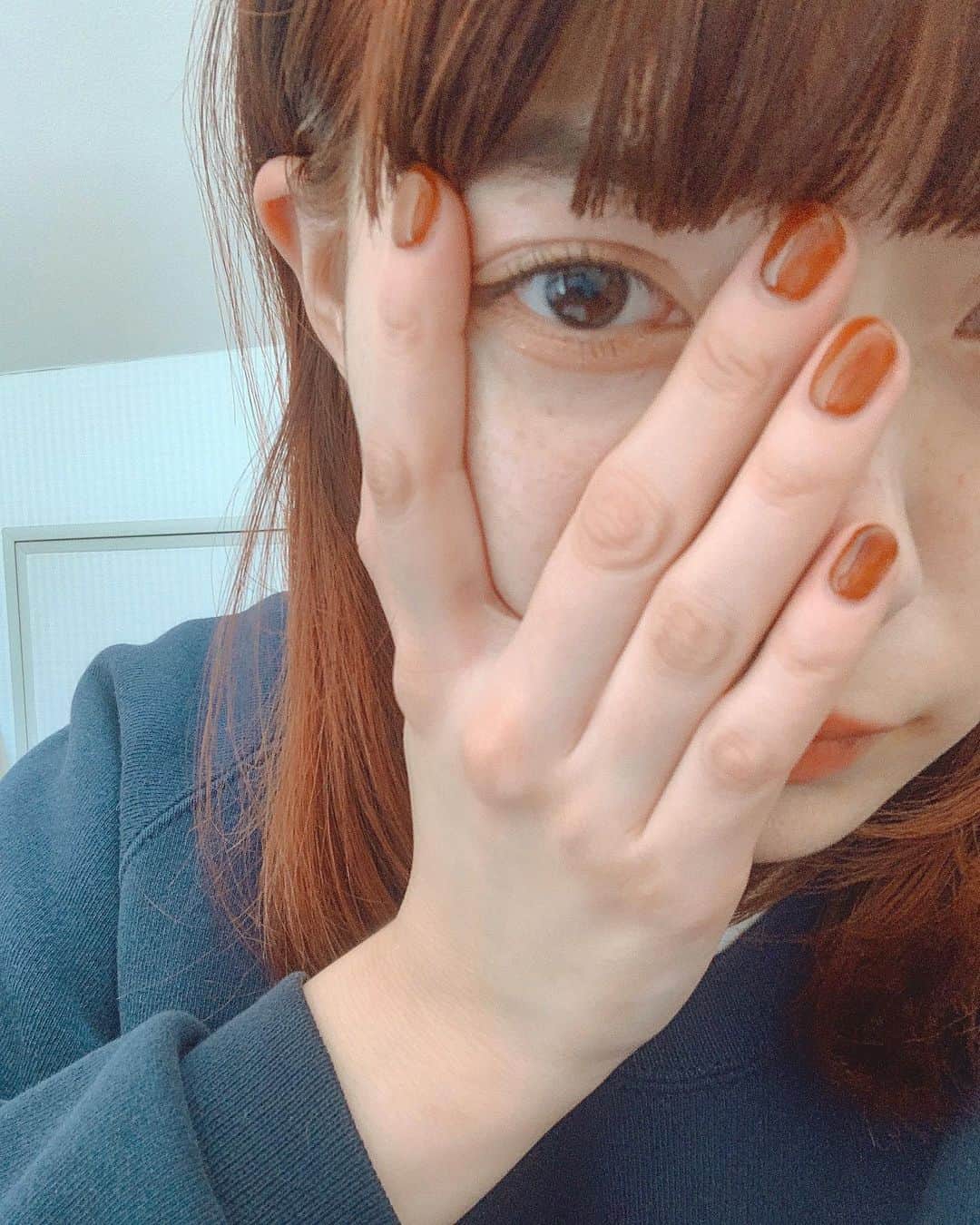 あいりおおかわのインスタグラム：「年の瀬だね🖖﻿ 12月から洗顔とか化粧水とか美容液とかオイルとか顔につけるものを一新したらお肌の調子がグンとあがった気がするのでちゃんと近いうちに紹介しようと思います﻿ ﻿ 最近は自分を整えることにもお金をちゃんと使おうとしてる 「物で買える幸せなんかさっさと買ってしまえ」﻿ なんて言葉を目にしたからです」