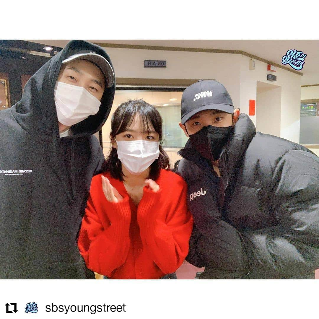 Apinkさんのインスタグラム写真 - (ApinkInstagram)「#Repost @sbsyoungstreet • • • • • • 영스의 #흥 을 책임지는 삼인방!! 상담하랴... 차트 맞히랴... 오늘도 #혼란하다혼란해!!😆 이와중에 가장 여유로운 표정 짓고있는 한 사람 눈치 채셨나요?😉 #1승 가져간 #리피리피 👏 승부의 세계는 내년에도 계속됩니다💖  #sbs #라디오 #영스트리트 #영스 #이준의영스트리트 #이준 #행자  #슬리피 #에이핑크 #Apink #남주」12月29日 22時44分 - official.apink2011