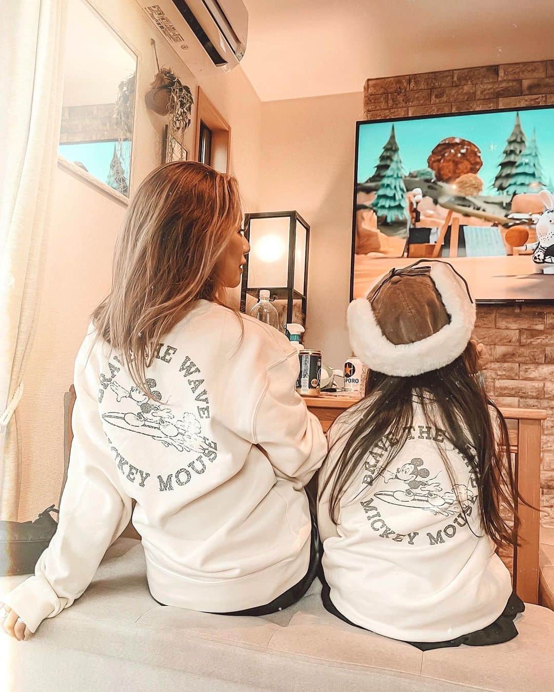 ✷kana✷のインスタグラム：「🥨🥨 . . 正月休みスタート✨ 友達と家でだらだら過ごすの最高👍 . ミッキートレーナーは @surfrise_com  全身撮れなかったからまた載せますね！ 色合いも可愛いんだ♡ . #親子コーデ #親子リンク」