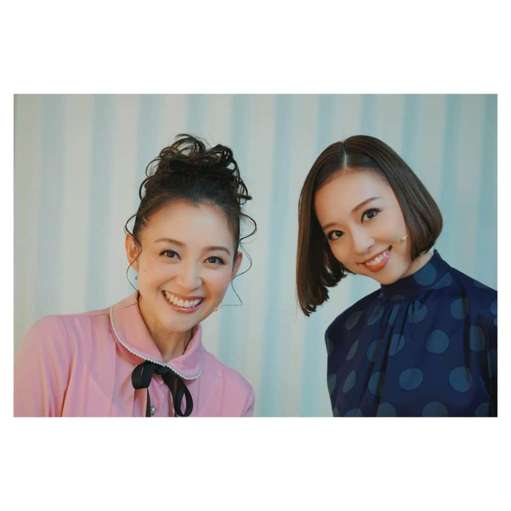 彩乃かなみさんのインスタグラム写真 - (彩乃かなみInstagram)「﻿ ﻿ ﻿ お陰様で先日名古屋公演をもちまして﻿ 『Now.Here.This.』﻿ 大千穐楽を迎えることが出来ました﻿ ﻿ ﻿ “今﻿ ここ﻿ この瞬間﻿ この時代に巡り会い﻿ この時代に生きる私達は﻿ 起こる総て その一瞬一瞬が奇跡の連続”﻿ ﻿ ﻿ それらをこの世界的情勢の中舞台に立つ上で﻿ 心から感じずにはいられない日々﻿ ﻿ ﻿ そしてまたこの時期にこの作品に巡り会う奇跡…﻿ また客席のお客様の暖かさも肌で感じることが出来る﻿ 当たり前ではない…﻿ ﻿ ﻿ “今”﻿ ﻿ ﻿ いつか…ではなく﻿ 今﻿ その瞬間瞬間の積み重ねで﻿ 人生が形作られ﻿ 彩られていく﻿ ﻿ ﻿ 日常の些細な出来事さえ当たり前ではない一瞬一瞬の繰り返し それらを﻿改めて諭されているような… そんな気持ちになる日々でした﻿  総ての出来事に感謝を…🌍✨﻿ ﻿ ﻿ ご来場下さいました皆様﻿ 配信お申し込み下さいました皆様﻿ 本当に…本当にありがとうございました…！﻿ ﻿ (配信お申し込み期限は12月30日22時迄！ 詳しくは『Now.Here.This.』HPへ﻿✨)﻿ ﻿ ﻿ 一瞬マスクを外して撮影した記念の写真と共に﻿ ﻿ ﻿ #浜中文一 くんの指(8枚目)﻿ #鈴木壮麻 さん﻿ #壮一帆 さん﻿ #愛加あゆ ちゃん﻿ #木内健人 くん﻿ #彩乃かなみ﻿ #nowherethis﻿ #今﻿ #地球に生きる﻿ #奇跡﻿ #感謝﻿」12月29日 22時53分 - kanamiayano.official