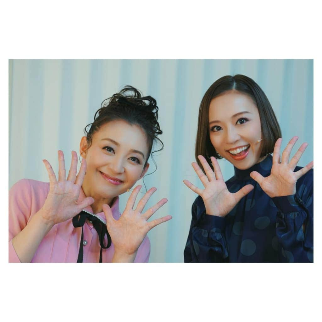 彩乃かなみさんのインスタグラム写真 - (彩乃かなみInstagram)「﻿ ﻿ ﻿ お陰様で先日名古屋公演をもちまして﻿ 『Now.Here.This.』﻿ 大千穐楽を迎えることが出来ました﻿ ﻿ ﻿ “今﻿ ここ﻿ この瞬間﻿ この時代に巡り会い﻿ この時代に生きる私達は﻿ 起こる総て その一瞬一瞬が奇跡の連続”﻿ ﻿ ﻿ それらをこの世界的情勢の中舞台に立つ上で﻿ 心から感じずにはいられない日々﻿ ﻿ ﻿ そしてまたこの時期にこの作品に巡り会う奇跡…﻿ また客席のお客様の暖かさも肌で感じることが出来る﻿ 当たり前ではない…﻿ ﻿ ﻿ “今”﻿ ﻿ ﻿ いつか…ではなく﻿ 今﻿ その瞬間瞬間の積み重ねで﻿ 人生が形作られ﻿ 彩られていく﻿ ﻿ ﻿ 日常の些細な出来事さえ当たり前ではない一瞬一瞬の繰り返し それらを﻿改めて諭されているような… そんな気持ちになる日々でした﻿  総ての出来事に感謝を…🌍✨﻿ ﻿ ﻿ ご来場下さいました皆様﻿ 配信お申し込み下さいました皆様﻿ 本当に…本当にありがとうございました…！﻿ ﻿ (配信お申し込み期限は12月30日22時迄！ 詳しくは『Now.Here.This.』HPへ﻿✨)﻿ ﻿ ﻿ 一瞬マスクを外して撮影した記念の写真と共に﻿ ﻿ ﻿ #浜中文一 くんの指(8枚目)﻿ #鈴木壮麻 さん﻿ #壮一帆 さん﻿ #愛加あゆ ちゃん﻿ #木内健人 くん﻿ #彩乃かなみ﻿ #nowherethis﻿ #今﻿ #地球に生きる﻿ #奇跡﻿ #感謝﻿」12月29日 22時53分 - kanamiayano.official