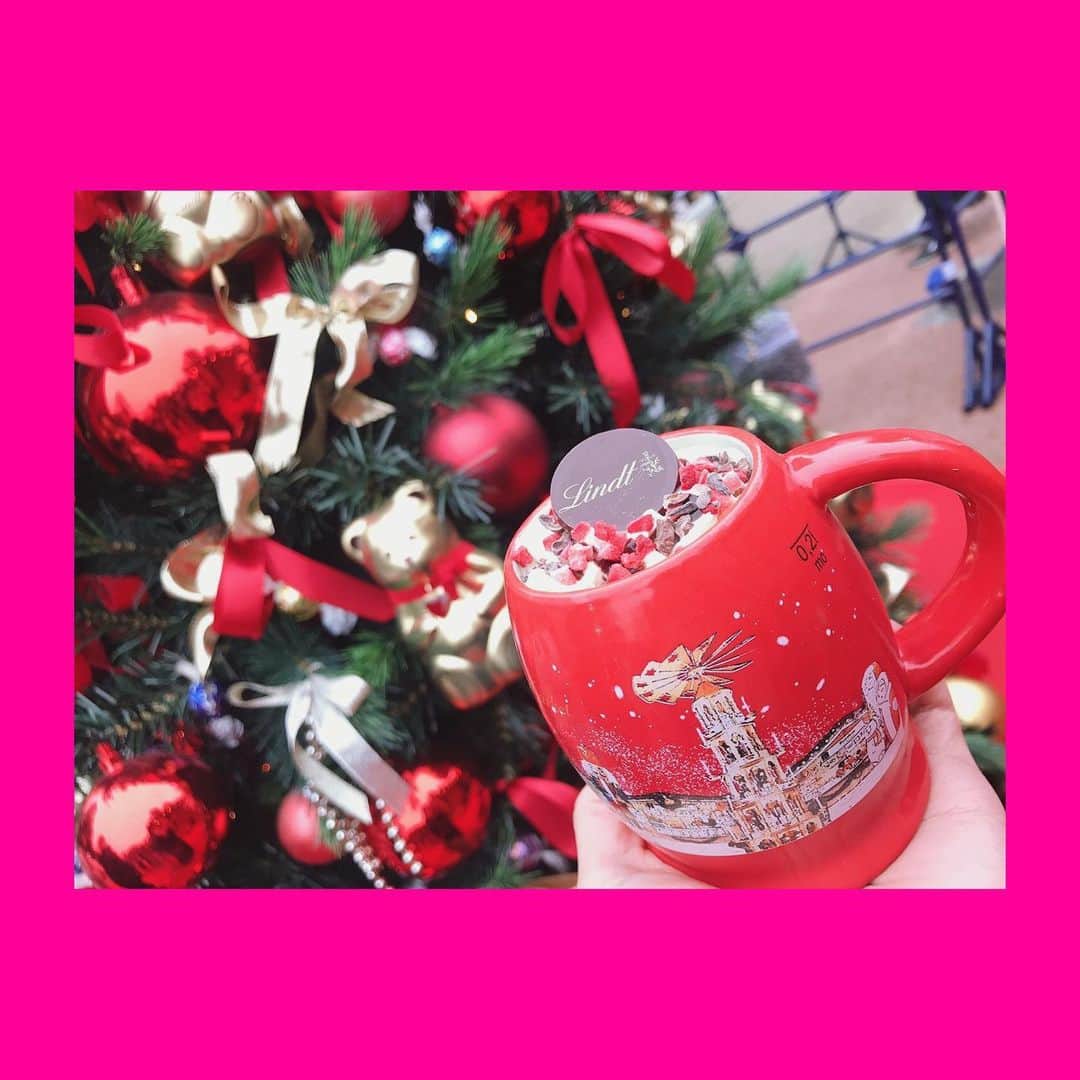 成田梨紗さんのインスタグラム写真 - (成田梨紗Instagram)「一気にお正月モードですね。﻿ やっと今朝ツリーを片付けました🤫💦🌳﻿ ﻿ 今年はおせち作りやお家のことを任されたので…いつも以上にあわあわしそうな年末…😳﻿ ﻿ #lindt #リンツチョコレート ﻿ #クリスマスマーケット #🧸」12月29日 22時49分 - narita_risa