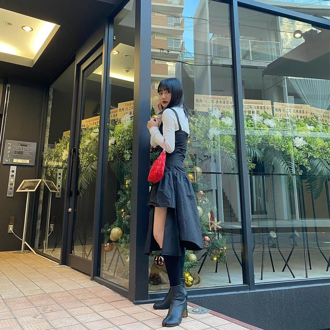 河崎みーなのインスタグラム：「. YouTube撮影で行ったうしごろの日のコーデ♥️ 美味しすぎて最高だった~🐮  ちょっと変わった可愛いワンピース👗 @beep_ss  . .」