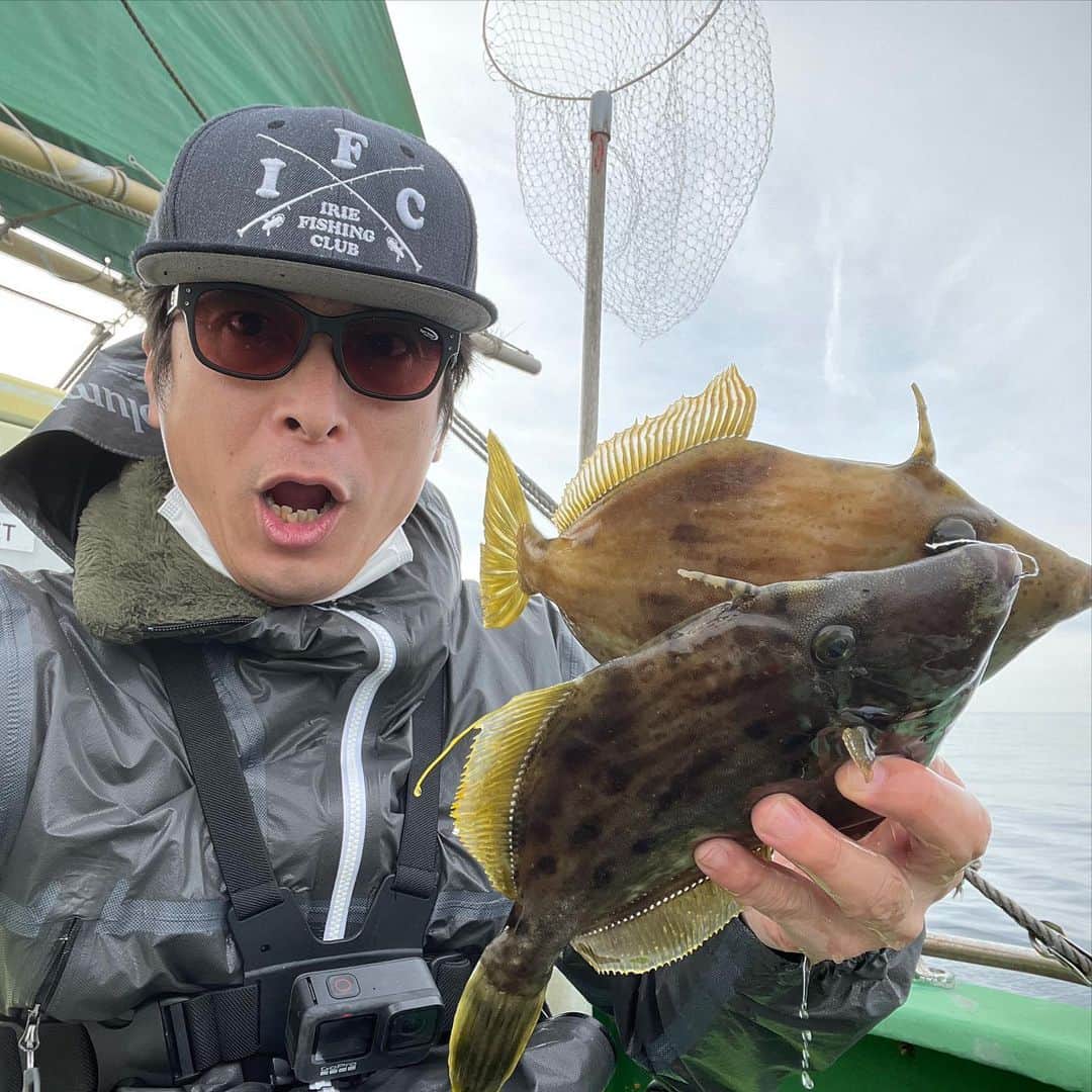 井手大介のインスタグラム：「2020釣り納めは厳しかったけど楽しかった！ビッグな本命カワハギも2枚ゲットしたぜ。ただ仕掛けとオモリは自己記録になるロスト数でした。パイセン達の凄さを肌で感じることができたいい時間を過ごして大満足です。 結果オレ6枚で33人中12位  優勝久保さん23枚 2位宮本英彦さん17枚 3位村越正海さん14枚  流石っす。」