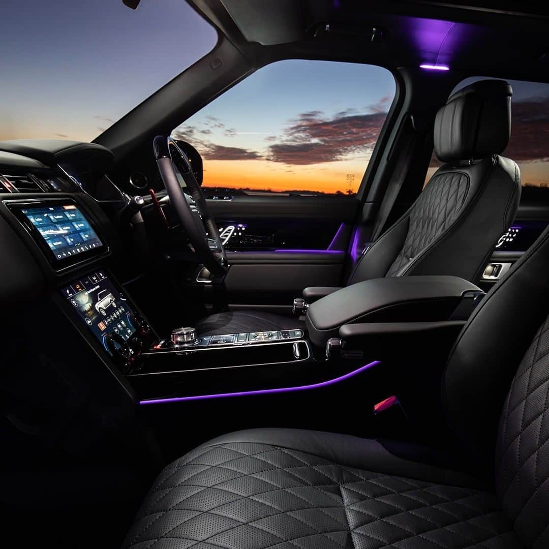 Land Roverさんのインスタグラム写真 - (Land RoverInstagram)「The finest materials, refined to the finest level of detail.  Experience the breathtaking interior design of the #RangeRover SVAutobiography Dynamic Black Edition - click the link in our bio to learn more.  @landroversv #SpecialVehicleOperations   #SV #RangeRover #LuxuryCars #CarsOfInstagram #LandRover #Premium #SVA #LandRover #LandRoverSV」12月29日 23時01分 - landrover