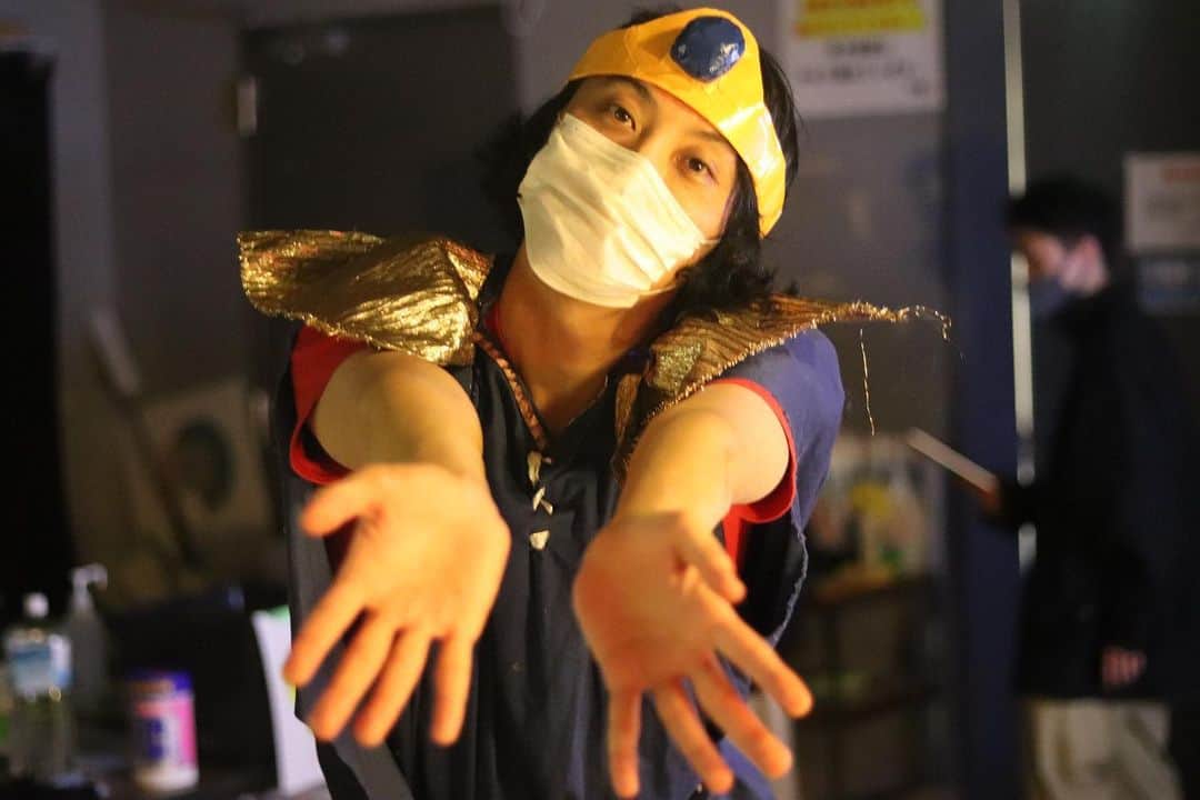 高見雄登のインスタグラム：「爆ノ介さん単独ライブ「GIGSⅡ」ありがとうございました。 命と子孫の危機を無事に乗り越えることができました。 ぼくたちの命と子孫の危機の瞬間を見たい方は、ぜひオンラインチケットよしもとでアーカイブ配信みてください。 #egg #子孫を捧げろのポーズ 最高の仕事納めになりました。 爆さんありがとうございました！」