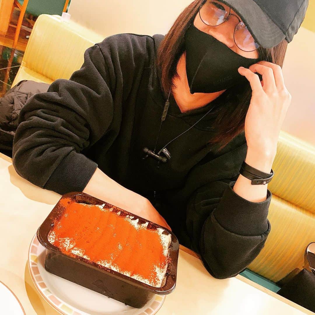 白井將人のインスタグラム：「6人前1800kcalのティラミス、鬼の一人食い、2020甘納め  photo by 家が近い友だち」