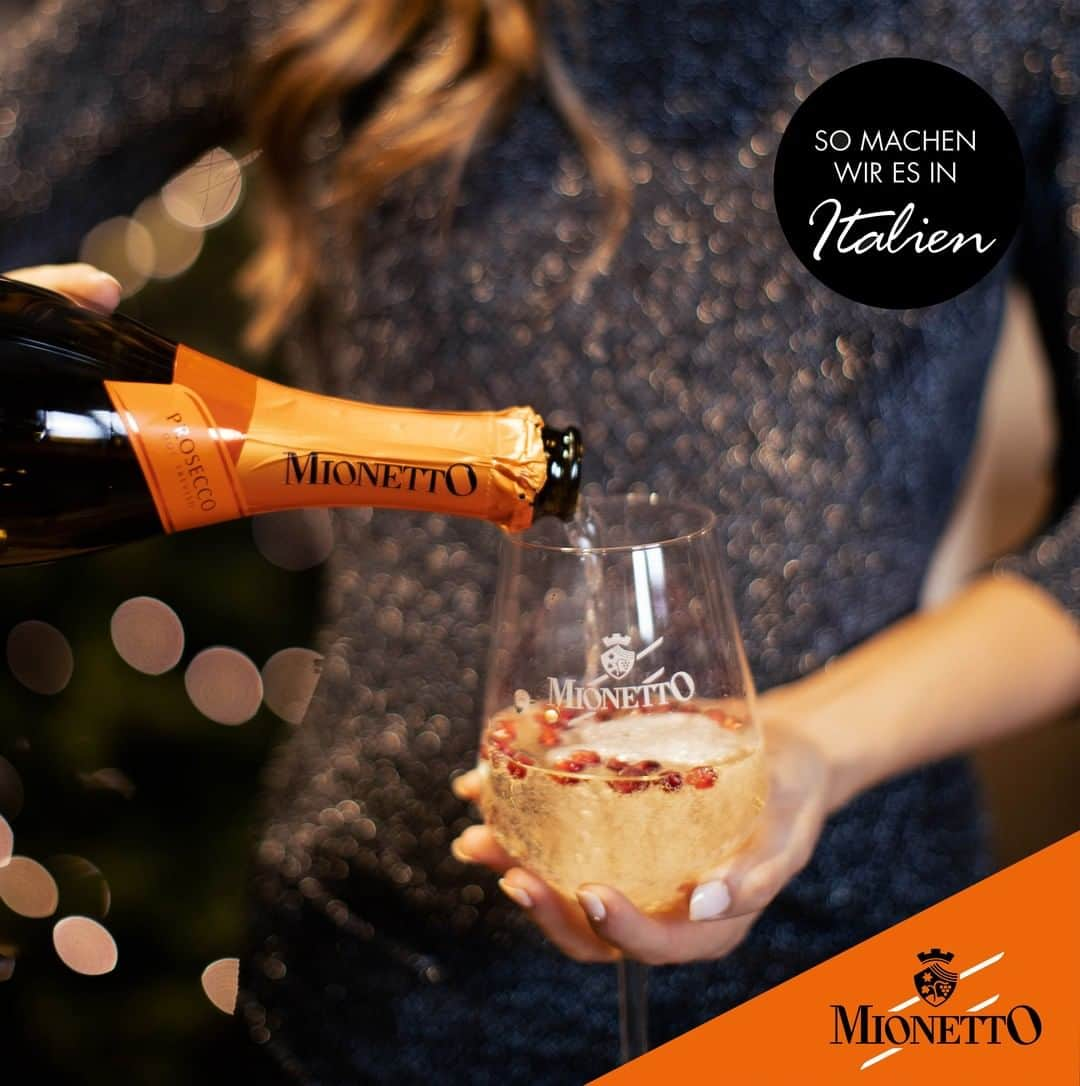 Mionetto Prosecco Deutschlandのインスタグラム：「Schon alle Vorbereitungen für den Jahreswechsel getroffen? 🎉 . Silvesterbräuche haben in Italien Tradition, rote Unterwäsche für ein erfülltes Liebesleben, Hausschuhe werfen, um eine Heirat im neuen Jahr vorherzusagen oder das Essen von Linsen, Trauben und Granatapfelkernen, die Geld symbolisieren. Wer sich also ein geldreiches Jahr sichern möchte, der trinkt unseren leckeren MIONETTO Prosecco zu Silvester mit Granatapfelkernen 😍🥂 . Cin Cin! . . #mionetto #mionettoprosecco #italianwayoflife  #ladolcevita #silvester #vorfreude #bräuche #granatapfel #cincin」