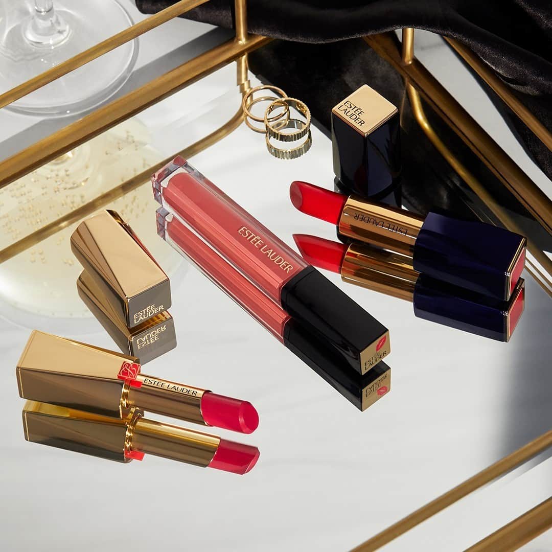 エスティローダーのインスタグラム：「New Year, New lips. 💄 We're planning on glamming up at home to ring in 2021 – with our #PureColor Collection!   💋 Go bold with #PureColorDesire in Rouge Excess 304 ✨ Shimmer & Shine with #PureColorEnvy Lip Shine in Naked Truth 104 💄 Be dramatic with #PureColorEnvy in Carnal 520」