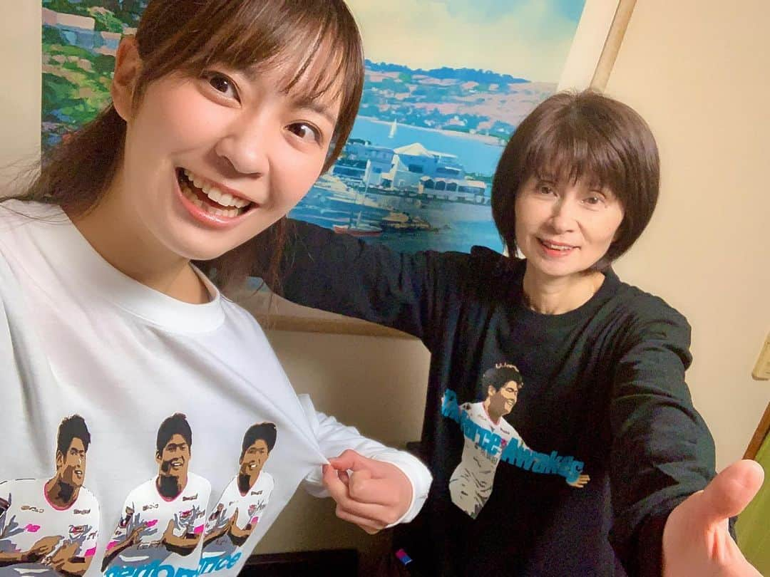 上杉あずささんのインスタグラム写真 - (上杉あずさInstagram)「. お母さんとポクチンTシャツコラボ😆笑 金明輝監督が誰がポクチンTシャツなんて買うんだよとイジっていた逸品です👍 サッカー界のストーブリーグ、寂しさも喜びも応援したい気持ちも溢れるぜ！！！！！ そんな時はポクチンを🙏🏼💗💙 おまじないみたいな使い方← 来シーズンを心待ちにしています✨ @sagantosu #サガン鳥栖 #本田風智 #j初ゴール #記念Tシャツ #j1 #jリーグ #sagantosu #soccer #jleague #goal #memorial #first #tshirt #pokuchin #mother #collaboration #tosu #goods」12月29日 23時10分 - azumacks