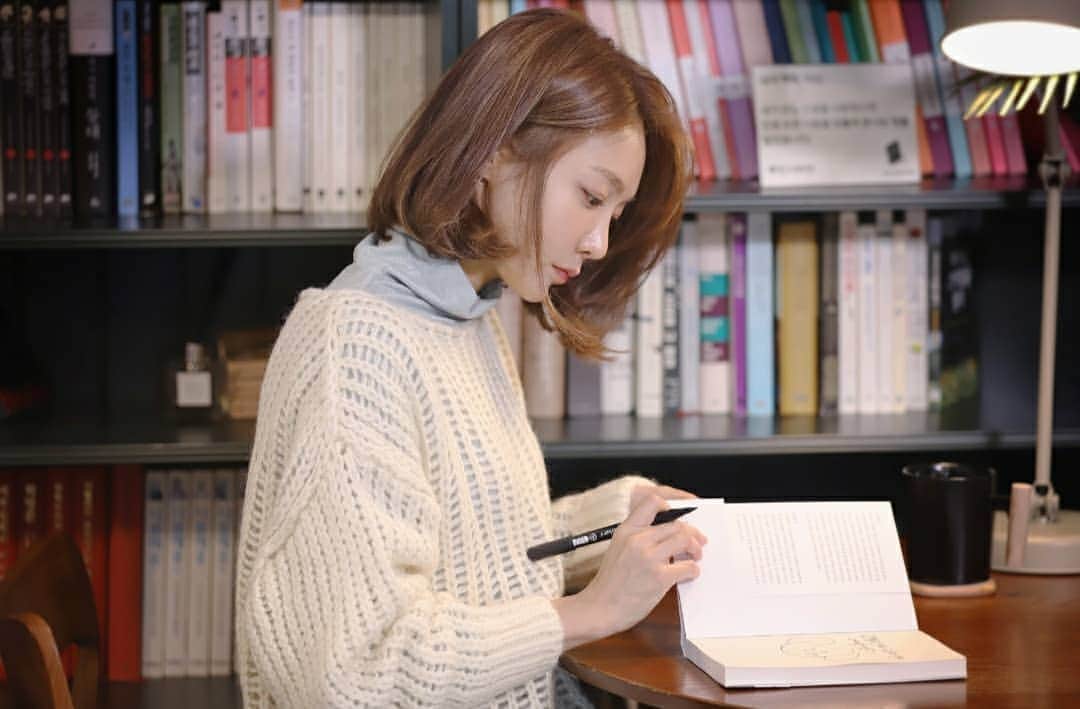 シン・ソユルのインスタグラム：「⠀  #EBS #여행하는책 을 통해 여행을 떠났던 책은 또 다른 한 권의 책이 되어 너무 벅차고 감동스럽게 되돌아왔어요. ⠀ 행복한 기획에 여행자가 되어서 정말정말 좋았지뭐예요:) ⠀ 또 다시 만날 수 있기를 바라며 요새 읽던 책도 다 읽고 마음을 나누고싶을때 또 소개해볼께요🙊 ⠀」