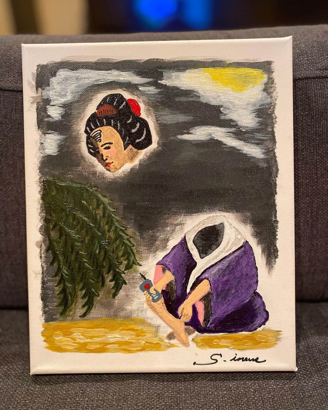 井上聡のインスタグラム：「先日からふと思いたって水彩画を描き始めてようやく完成しました。  ここだけの話、めちゃくちゃ楽しいです。（この事は他言無用でお願いします）アクリル絵の具なのでミスっても人生とは違い、上からいくらでも塗り直してやり直しが可能です。 でもその分、途中で目標が変わってしまったり、最終的なゴールがどこかわからなくなったりと、とても苦労します。 そこは人生と重なります。  今回のテーマは「現代版の妖怪」にしました。特に意味はありません。 「昔から存在するあの妖怪も時代も変わってるし、今だったら多分こうだろうなぁ」となんとなく想像して描いてみました。 記念すべき1作目は「ワイヤレスろくろ首」です。 あの毎回首をわざわざ伸ばして人々を驚かせていたろくろ首も今ではBluetoothひとつで解決するのでしょうね。 ポケットwifiなので、大体10メートルぐらいは胴体から離れても大丈夫です。 ※ 遮蔽物などが無ければさらに活動範囲を伸ばす事も可能です。  これから趣味にしていくのかは未定ですが、また思いついたら描いてみたいと思います。  #現代版の妖怪 #ワイヤレスろくろ首 #そういえば久々の投稿だな #気分屋だからしょうがない #水彩画」