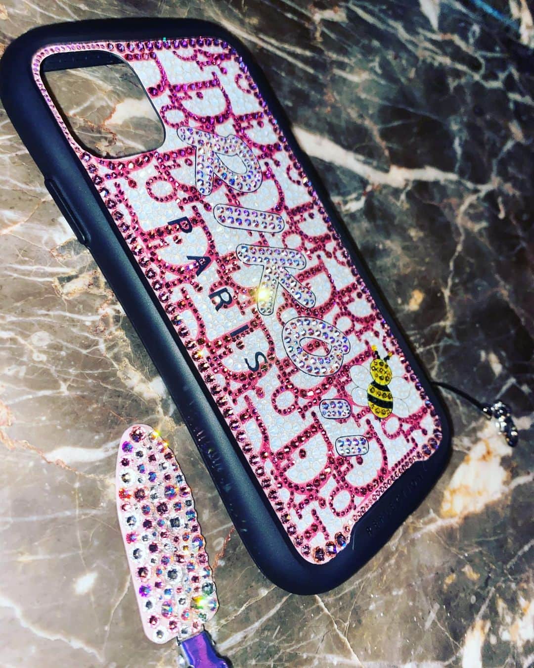 のインスタグラム：「どーだ❤ りこのiPhoneケースかわいいだろ✨ @crownofshelly  様神技すぎる😭💞 化粧する時の跡つかないピンもGETした💎」