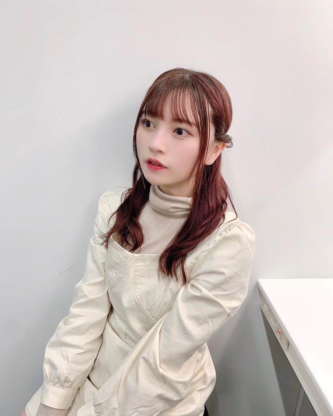 廣川奈々聖のインスタグラム：「きょうのコーデ ！🐑☁️ 足元だけカラー入れてみた🩰﻿ ﻿ ﻿ ﻿ #ななせのふく#私服#オフホワイト#オフホワイトコーデ#andlottie#ハーフアップアレンジ#ワントーンコーデ#ootd」