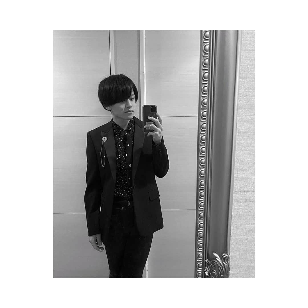 のインスタグラム：「皆さん今年も応援ありがとうございました🙏  昨日今年最後の撮影を終えました。  という訳で1年間頑張ってくれた衣装のジャケットをお見せします！  年末年始も毎日投稿を続けていきますのでお楽しみに😘😘」