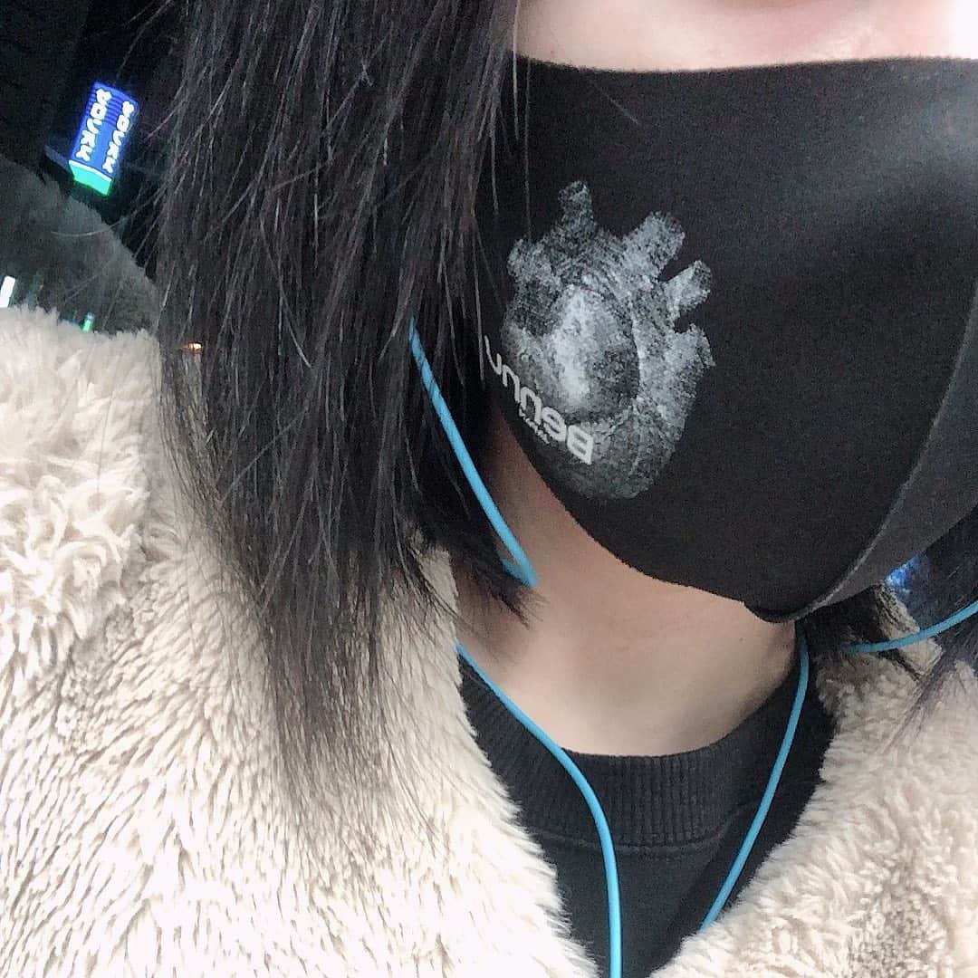 ゆうりたん（元 芹沢ゆうり）のインスタグラム：「独りじゃない。仲間といる。と思いたい時はこのマスクでみんなを背負うのだ。#Bennu #MISSDRESS #SHOWROOM」