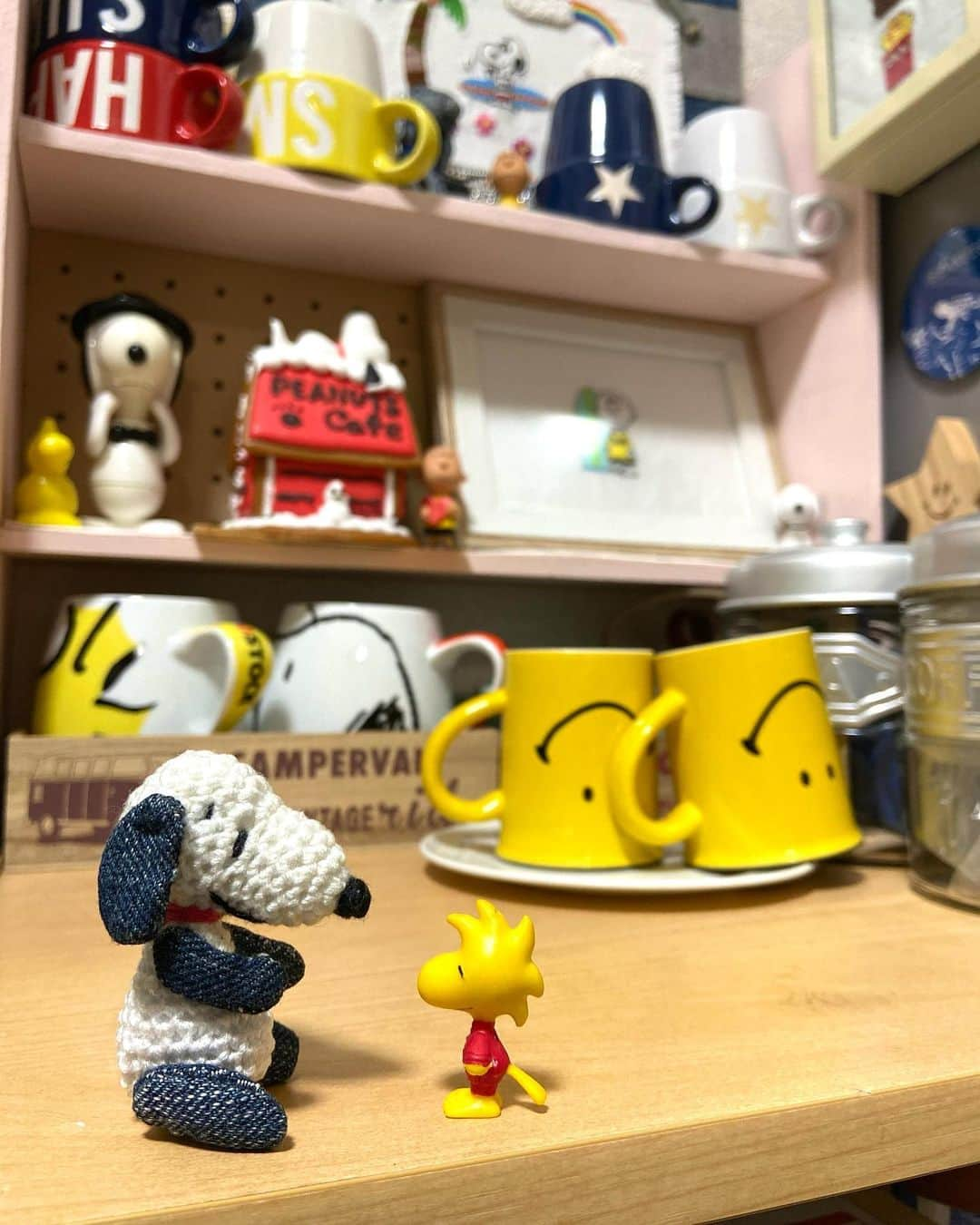 lalapinkさんのインスタグラム写真 - (lalapinkInstagram)「SNOOPY✨ 刺繍糸で2年位前に作ったけど、どうやって編んだんだろう？  すっかり忘れてしまった😅  #編み物 #刺繍糸 #ハンドメイド #handmade #デニム #denim #スヌーピー #snoopy #かぎあみ #ウッドストック #woodstock #おうち時間 #大掃除 #お気に入りの空間」12月29日 23時20分 - lalapink