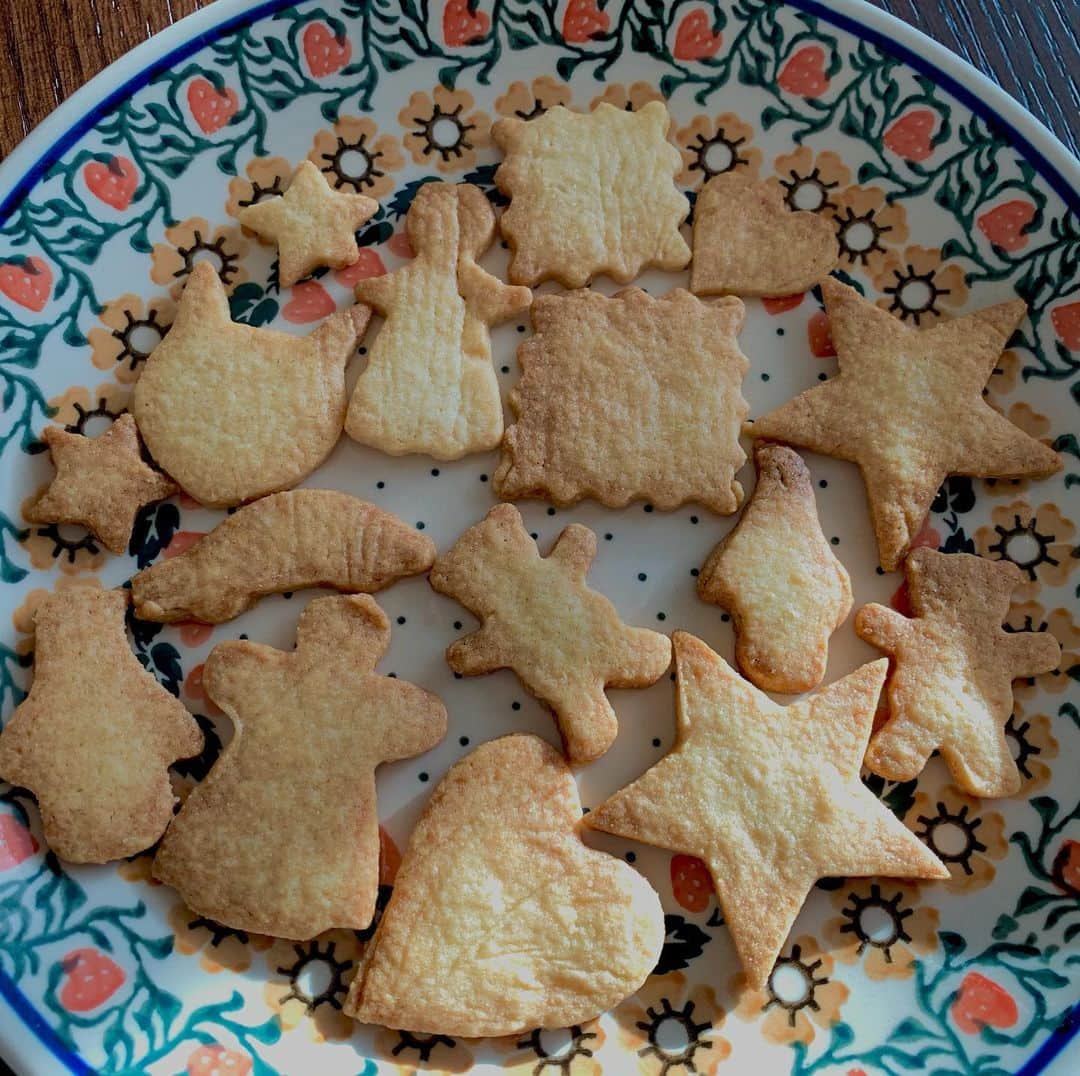 小倉優子さんのインスタグラム写真 - (小倉優子Instagram)「シフォンケーキばかり焼いていたので笑、久しぶりに子供達とクッキーを焼きました✨ 焼いている間に家中にクッキーの香りが広がり、それも幸せ💕 #手作りクッキー  #美味しいな」12月29日 23時22分 - ogura_yuko_0826