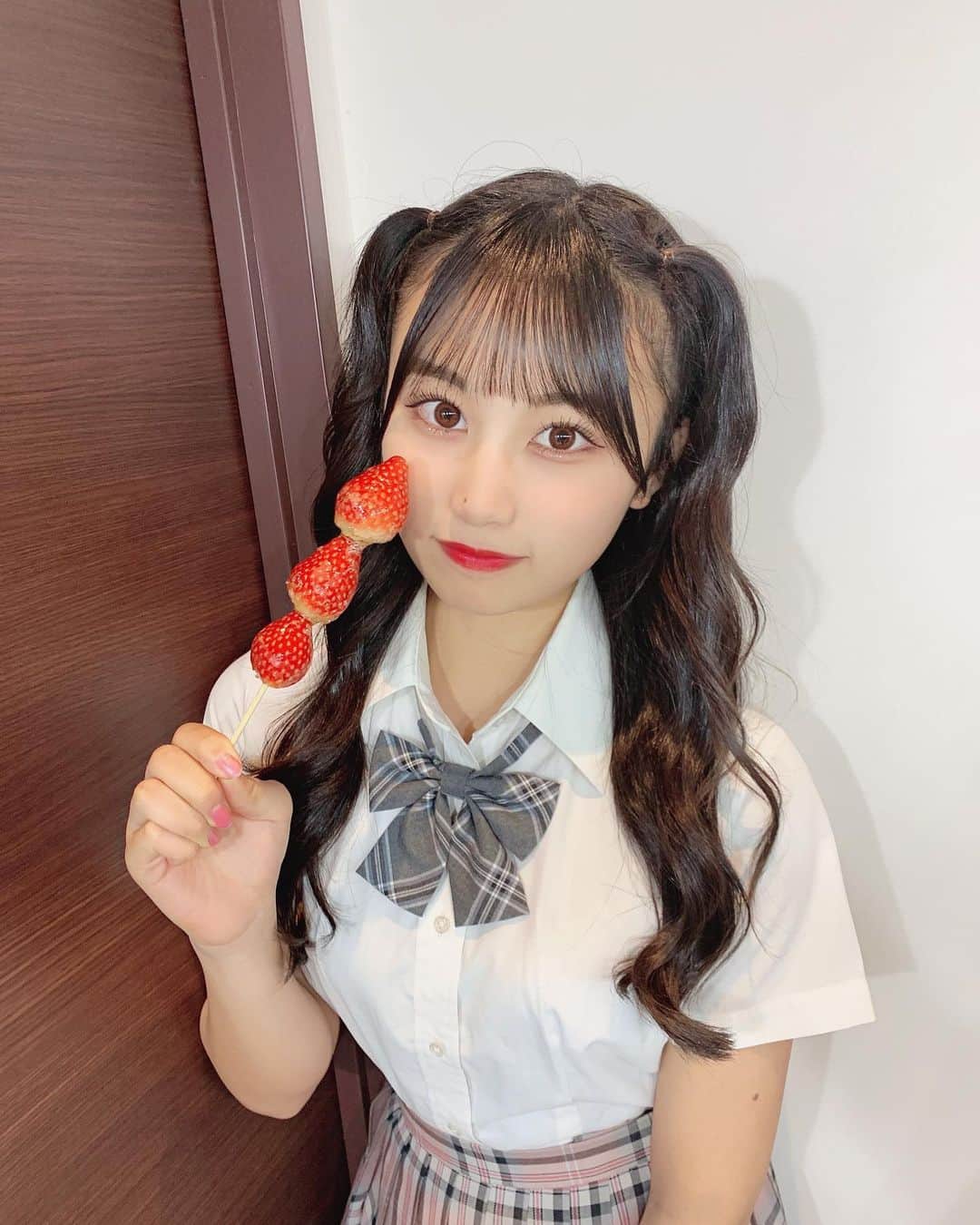 宮丸くるみのインスタグラム：「🍓❤︎  ・ ・ ・  #リリバリ #lilyofthevalley #アイドル #idol #jk #18歳 #高校生 #いちごあめ #いちご飴 #ぱっつん前髪 #ロングヘア #ハーフツイン #巻き髪 #制服 #黒髪」