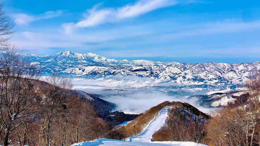 三星マナミさんのインスタグラム写真 - (三星マナミInstagram)「❄︎ ❄︎ ❄︎ 2020年もあと僅かとなりましたね。  Xmasも過ぎ いよいよ歳納めに向かいます。 豪雪野沢温泉も近年小雪に悩まされてきたシーズン初旬ですが 今冬から導入された降雪機と合わせて順調に降り積もった根雪により、サイドカントリーのコンディションも一降り毎に整っている状況。  そして、明日からは警報級の大雪予報。 野沢温泉、その他周辺でスノーアクティビティーを楽しむ予定の方々はくれぐれもご注意下さい🙏  お互い思いやりある感染対策も忘れずに🙏✨  さて。 今年は本当に 青空と澄み渡った景色が今まで以上に美しく感じます。  年明けからは 私が担当させてもらう女性限定のBCツアーイベントもあります🌈❄️🏔🌞  天気が良ければ 白銀の世界の中で雪上yogaも楽しみましょう🙏❄️✨  詳細・申込は プロフィールページからアクセスして下さい🤗  *:.＊.:*:｡∞｡:*:.＊.:*:｡∞｡:*:.＊.:**:.＊.:*:｡∞｡:*:.＊.:  『女性限定BCツアー』 BCに興味ある女性スキーヤー&スノーボーダー必見💕  BC経験豊富なガイドと共に、ゆっくりステップアップしながらBCツアーを楽しみましょう🤗  ■日程 💎平日クラス 1/13,2/3,3/3  💎週末・土曜クラス 1/30,2/27  💎エントリーURL https://flat.systems/plan/?plan=plan000086 （プロフィールページからアクセスできます😊）  *:.＊.:*:｡∞｡:*:.＊.:*:｡∞｡:*:.＊.:**:.＊.:*:｡∞｡:*:.＊. @roxyjapan @oakleyjapan  #bcツアー #女性限定 #自然と一体感 #yoga #ヒーリング #風の時代へ #外遊び #外遊びが好きな人と繋がりたい #外遊びが大好き #ski #すきー #野沢温泉 #野沢温泉スキー場 #オリンピアン #ママアスリート #ママ #三児のママ #コンパスハウス #compasshouse #roxy #roxyjapan #roxysnow #oakley #oakleyjapan」12月29日 23時24分 - mana_uen00116