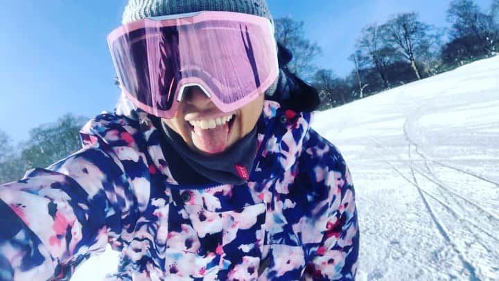 三星マナミのインスタグラム：「❄︎ ❄︎ ❄︎ 2020年もあと僅かとなりましたね。  Xmasも過ぎ いよいよ歳納めに向かいます。 豪雪野沢温泉も近年小雪に悩まされてきたシーズン初旬ですが 今冬から導入された降雪機と合わせて順調に降り積もった根雪により、サイドカントリーのコンディションも一降り毎に整っている状況。  そして、明日からは警報級の大雪予報。 野沢温泉、その他周辺でスノーアクティビティーを楽しむ予定の方々はくれぐれもご注意下さい🙏  お互い思いやりある感染対策も忘れずに🙏✨  さて。 今年は本当に 青空と澄み渡った景色が今まで以上に美しく感じます。  年明けからは 私が担当させてもらう女性限定のBCツアーイベントもあります🌈❄️🏔🌞  天気が良ければ 白銀の世界の中で雪上yogaも楽しみましょう🙏❄️✨  詳細・申込は プロフィールページからアクセスして下さい🤗  *:.＊.:*:｡∞｡:*:.＊.:*:｡∞｡:*:.＊.:**:.＊.:*:｡∞｡:*:.＊.:  『女性限定BCツアー』 BCに興味ある女性スキーヤー&スノーボーダー必見💕  BC経験豊富なガイドと共に、ゆっくりステップアップしながらBCツアーを楽しみましょう🤗  ■日程 💎平日クラス 1/13,2/3,3/3  💎週末・土曜クラス 1/30,2/27  💎エントリーURL https://flat.systems/plan/?plan=plan000086 （プロフィールページからアクセスできます😊）  *:.＊.:*:｡∞｡:*:.＊.:*:｡∞｡:*:.＊.:**:.＊.:*:｡∞｡:*:.＊. @roxyjapan @oakleyjapan  #bcツアー #女性限定 #自然と一体感 #yoga #ヒーリング #風の時代へ #外遊び #外遊びが好きな人と繋がりたい #外遊びが大好き #ski #すきー #野沢温泉 #野沢温泉スキー場 #オリンピアン #ママアスリート #ママ #三児のママ #コンパスハウス #compasshouse #roxy #roxyjapan #roxysnow #oakley #oakleyjapan」