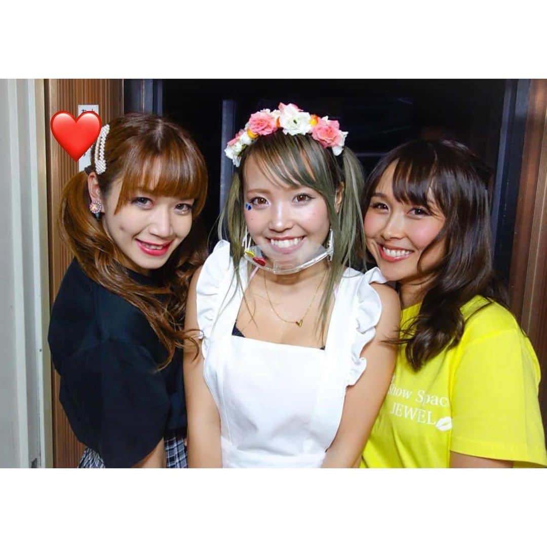 小池ジョアンナのインスタグラム：「今回、初めて歌とダンスコラボをラブリ @aikawajulia とみお @0322mio と、３人でさせて頂きました✨✨  歌ったのは倖田來未さんの「Hands」  2人のパフォーマンスがより曲を滲みさせてくれて、私もとっても気持ちのこもったステージになりました🥺❤️  歌だけじゃなく素敵な演出が加わると観ても演じても最高にあがるよね✨  是非また次回作も楽しみにしていてください🥰  JEWELはアットホームでお客様もとてもあたたかい場所だけど、 ショーのクオリティとみんなの笑顔が本当に最高なので、是非一度観にきてほしいです！🥰  2人は府中JEWELに行けば会える確率が高いと思うので、是非皆様のご都合の良いときにでもお店に足を運んでみて下さいね♪  #jewel #府中jewel #danceshow #showpub #showgirls #japaneseshowgirl」