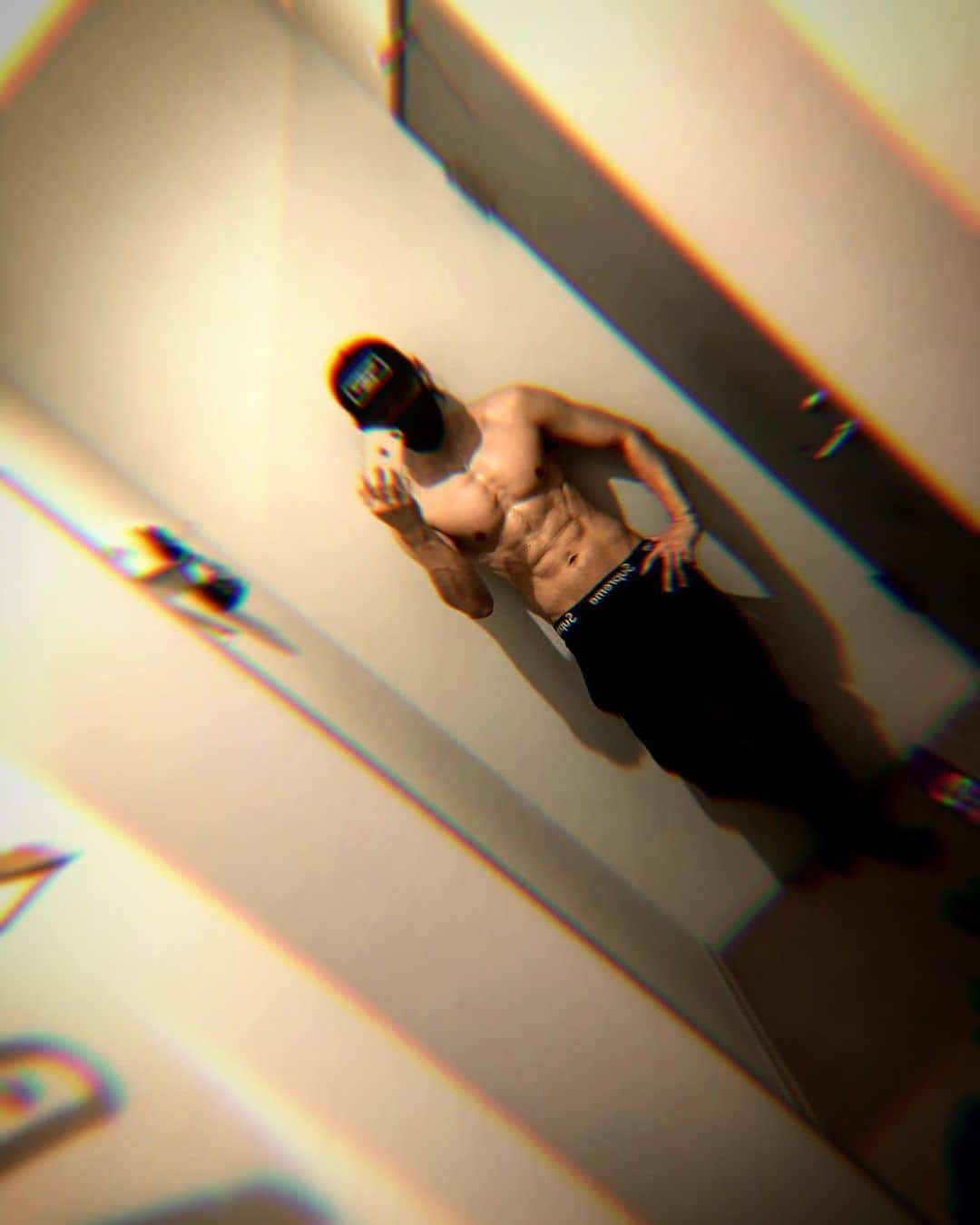 草川瞬のインスタグラム：「東京での今年最後のWorkout.﻿ ﻿ 去年の8月から始めたトレーニング﻿ 一人じゃきっとここまで頑張れなかったし、追い込めなかった。﻿ 知識やトレーニング方法など多岐に渡ってサポートしてくれている　　 @bridget_masa には本当に感謝してるし、来年も共に追い込んでいけたらいいな。﻿ ﻿ 身体を鍛えているのも前に書いたけど今日も同じ文面だけど載ってとく。﻿ ﻿ 全く以って体を自慢したいとか﻿ そんなしょうもない事ではない﻿ ﻿ 元々アスリートだし全国で戦っていた身だ﻿ 現役の時の方が体力も体も大きかった﻿ 今まだむしろ甘えた体をしている﻿ ﻿ そんな話をしたい訳ではなく﻿ 今は自分が人生を懸けている音楽で体現したい﻿ 本気でそう思っている﻿ ﻿ 天才でもないし﻿ 突出した歌唱力がある訳ではない﻿ オーディションに受かった事もない﻿ そんなまだ無名の男がどれだけ出来るのか﻿ 自分が自分に今ひたすら挑戦中です﻿ ﻿ 自分が音楽を作り、歌い﻿ 聞いてもらえるあなたに﻿ 応援してくれるあなたに﻿ ﻿ 届き﻿ ﻿ そして音楽の力を持って﻿ 自分が音楽で心を震わせ 救われてきたように﻿ 自分の生活の一部分や心の役に立てたり﻿ エンターテインメントの中で喜んでもらえたら﻿ 本望です﻿ 日々精進していきたいと思います﻿ ﻿ 綺麗事だけいうのは簡単です﻿ ﻿ 「応援してくれるあなたのために」﻿ ﻿ それも本心﻿ ﻿ そして己がどこまでいけるかの挑戦﻿ これも目標であり夢でもある﻿ 僕が歌う理由や具体的な夢については﻿ これから色んなところで話す機会はあると思うので﻿ ここではとりあえず割愛﻿ ﻿ です。﻿ ﻿ 変わらず頑張ろうと思います。﻿ まだまだ自分自身に、夢に、挑戦や🔥」