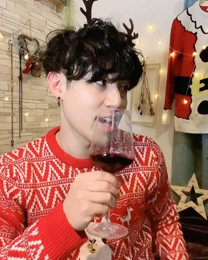 吉川友真のインスタグラム：「TikTokでもクリスマスぽいことしてました🎅🏻  #TikTok #クリスマス #christma #mariahcarey  #alliwantforchristmasiswine #wham #lastchristmas」