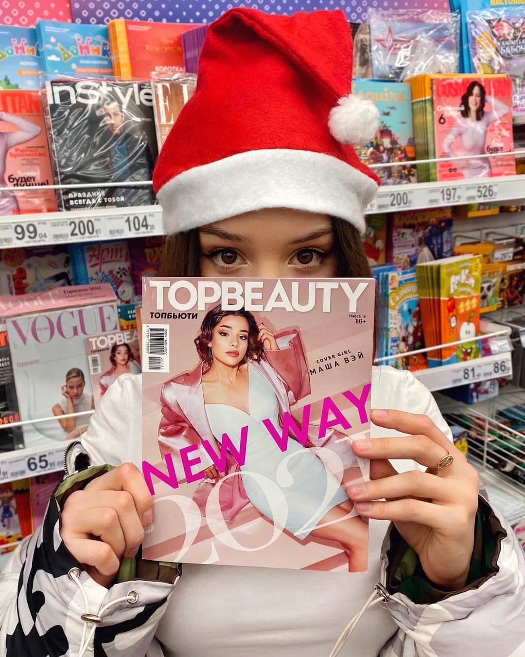 Maria Wayのインスタグラム：「НАКОНЕЦ-ТО Я МОГУ ПОКАЗАТЬ ВАМ ОБЛОЖКУ!! 🥰🥰🥰  Спасибо @topbeauty_magazine и всей команде, что сделали из меня такую мадам🌚 Скоро выложу фотки оттуда 💅🏻 А пока оцените её от 1 до 10 💕  @romangorchakov  @i9.oan  @malenago  🖤」