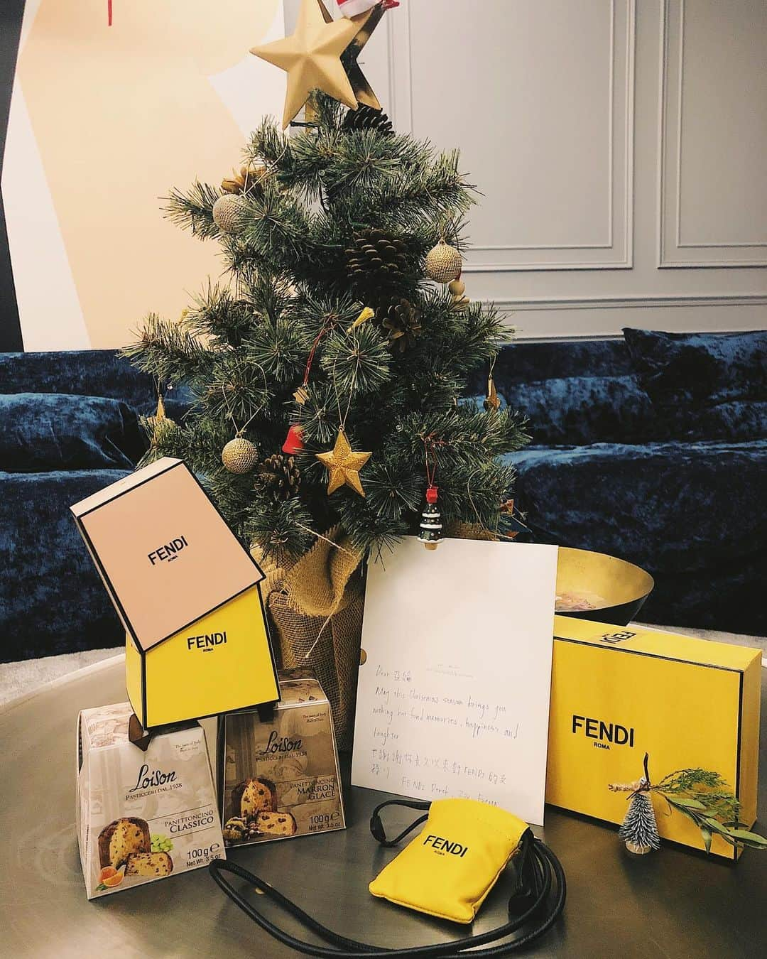 AARONさんのインスタグラム写真 - (AARONInstagram)「#fendi A very heart warming gift from FENDI  Love it and thank you Fendi  Wish you’ll a happy new year ! 很棒的禮物 謝謝FENDI 祝你們每一位新年快樂」12月29日 23時47分 - aayan1120