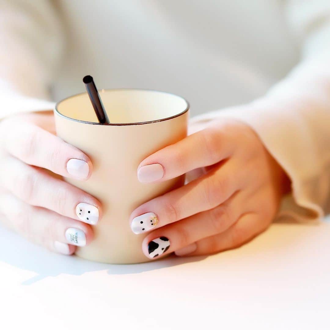 Jenyaのインスタグラム：「お牛さんネイル🐄 Коровки 🐄❤️ #маникюр #маникюрныйинстаграм #gelnails #gelnailsdesign #japanesegelnails #ジェルネイル #ジェルネイルデザイン #ジェルネイルアート #牛 #牛年🐂」