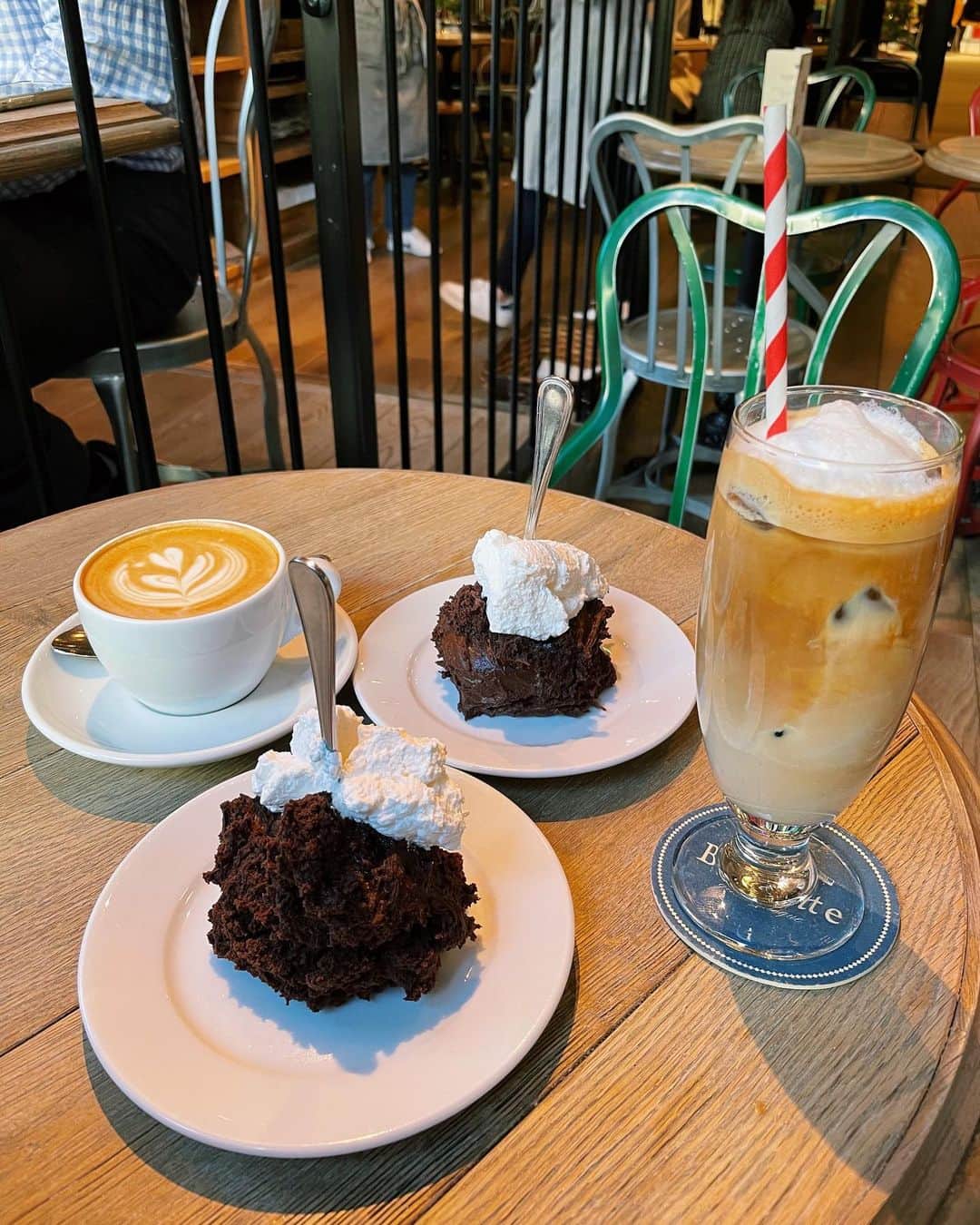 大西百合子さんのインスタグラム写真 - (大西百合子Instagram)「雰囲気もそうやけど、英語が飛び交ってて、 一瞬、海外にいるのかと思ったカフェ笑 チョコレートムース美味しかったし、 雰囲気めっちゃ良かったからまた行きたいなぁ😌♥️  #ゆりこのカフェ巡り #onishiyuriko #cafe #buvettetokyo #東京カフェ #有楽町カフェ #日比谷 #東京ミッドタウン #カフェ #カフェ好きな人と繋がりたい #コーヒー好きな人と繋がりたい #カメラ好きな人と繋がりたい」12月29日 23時47分 - yurikooo_jpn