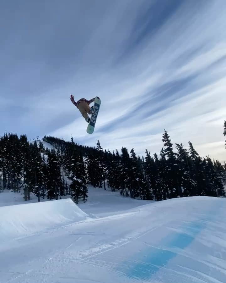 アナログクロージングのインスタグラム：「@who.is.kody jumping over the Whistler skyline 📲: @boobeyes  Shop Kody’s Kit - Link In Bio.」