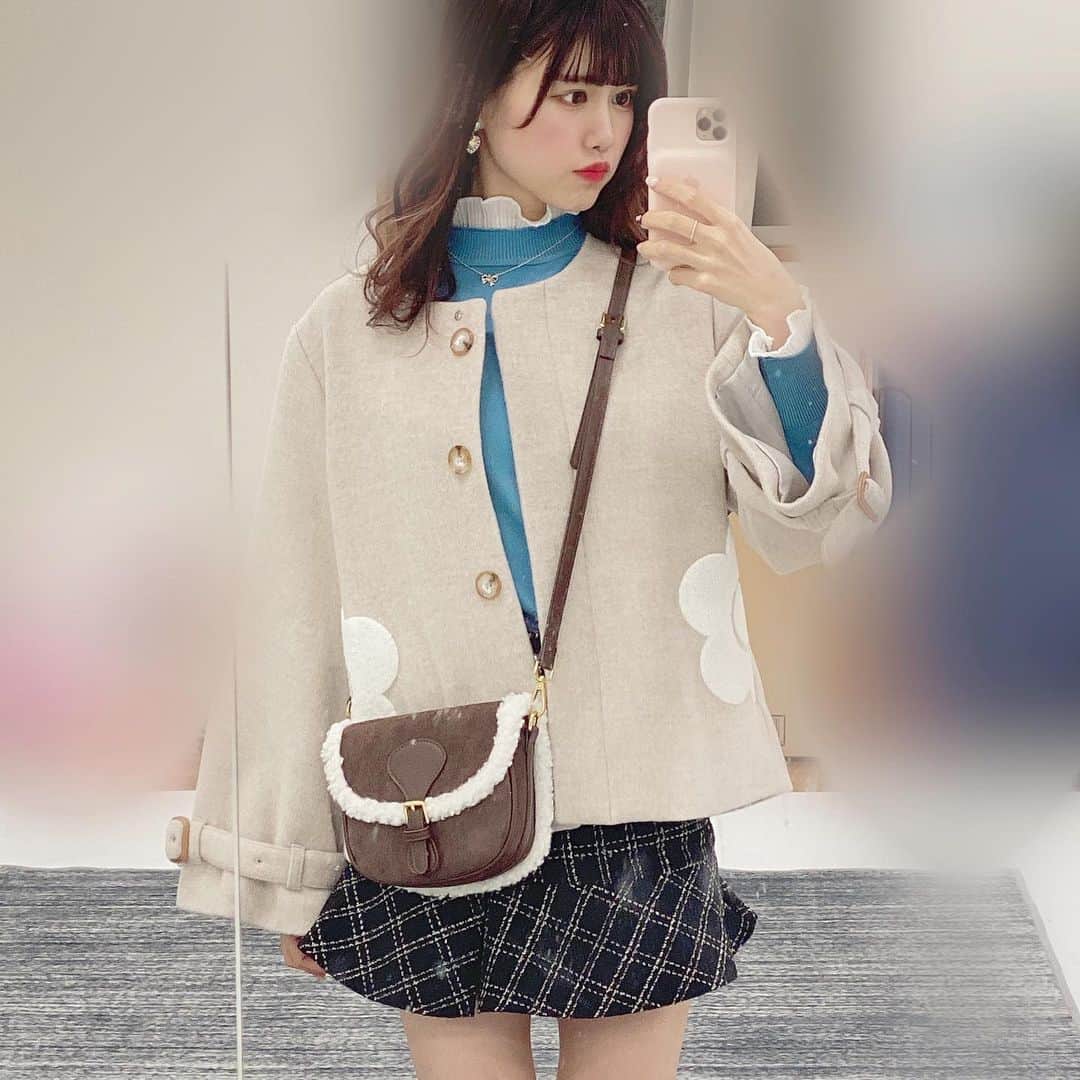 のインスタグラム：「(写真暗かったので再投稿🙇‍♀️)  ほんじつのおようふくも可愛かったでした🐥  #maryquant  #fashion #スカート　#女の子　#韓国　#follow #japanesegirl」