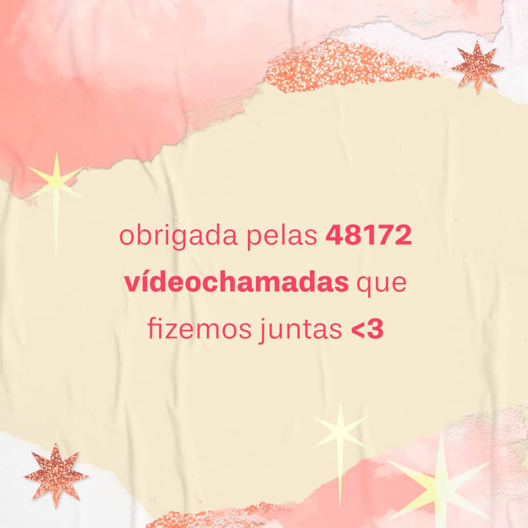 ザクシーのインスタグラム：「A gente não pode deixar de agradecer as migas que passaram hoooooras com a gente na videochamada, né? Marca aquela amiga que foi a sua parceira de risadas (e choros, memes e lives!) 😂 #FimDeAnoZaxy  #pracegover #pratodosverem: Na foto, temos o fundo rosinha claro com alguns rasgos e estrelas com glitter. No centro, temos o seguinte texto: “obrigada pelas 48172 videochamadas que fizemos juntas”.」