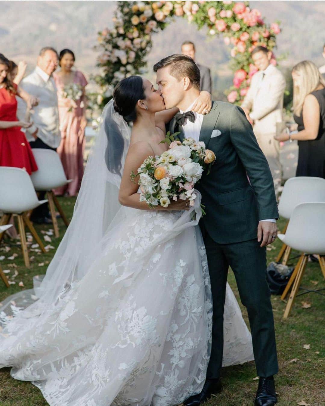 Monique Lhuillierのインスタグラム：「Caught in a Moment 💗 #moniquelhuillier #mlbride」