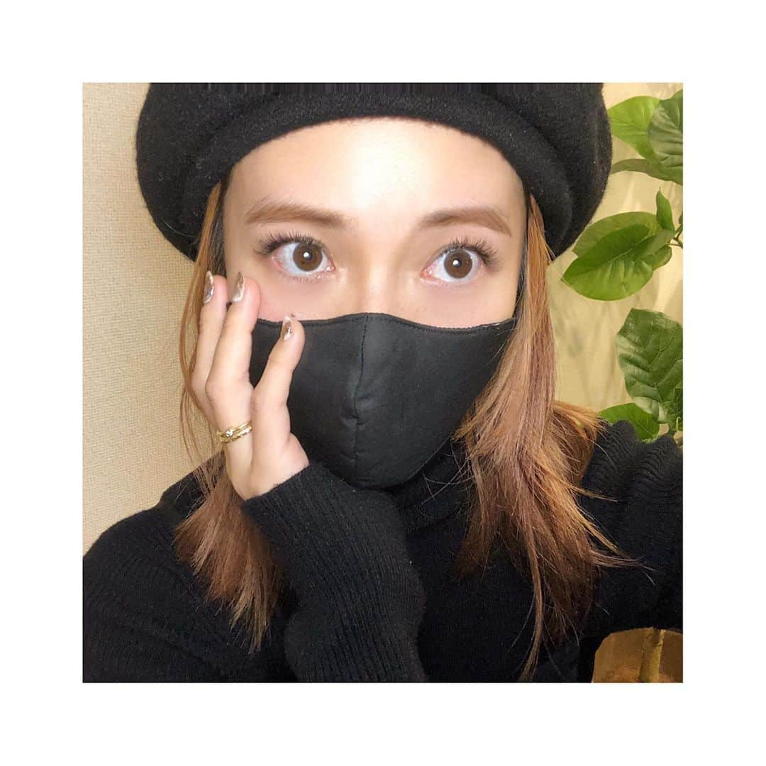 小泉梓さんのインスタグラム写真 - (小泉梓Instagram)「マツエクさん。  少し前の顔の痒みで、目周りも薬塗ったりしてたから、右目かなり取れちゃったりして、抜けたりしちゃったから、ちゃんと付くか不安だったけど、何なら1番本数付いたかもってくらい、キレイに仕上げてくれた。  さすが、 @stm_eyelash さん。 信頼できる、安心して任せられる。  まつ毛に悩みがある方、是非行ってみて。  @wille.eyelash  1人ずつの施術でプライベートサロンだから、子連れでも行けるよ。 （子連れの場合は予約の際に伝えてね）  マツエク納めです。 来年もよろしくお願いします。  #マツエク　#サロン　#まつげエクステ  #eyelash  #eyelashextensions  #中目黒」12月30日 0時01分 - azusan111