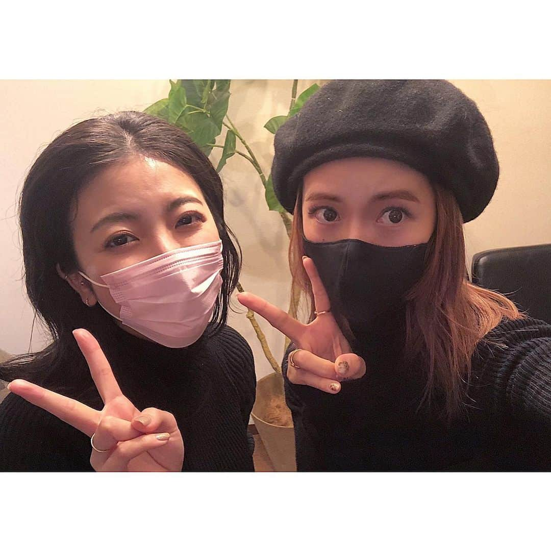 小泉梓さんのインスタグラム写真 - (小泉梓Instagram)「マツエクさん。  少し前の顔の痒みで、目周りも薬塗ったりしてたから、右目かなり取れちゃったりして、抜けたりしちゃったから、ちゃんと付くか不安だったけど、何なら1番本数付いたかもってくらい、キレイに仕上げてくれた。  さすが、 @stm_eyelash さん。 信頼できる、安心して任せられる。  まつ毛に悩みがある方、是非行ってみて。  @wille.eyelash  1人ずつの施術でプライベートサロンだから、子連れでも行けるよ。 （子連れの場合は予約の際に伝えてね）  マツエク納めです。 来年もよろしくお願いします。  #マツエク　#サロン　#まつげエクステ  #eyelash  #eyelashextensions  #中目黒」12月30日 0時01分 - azusan111