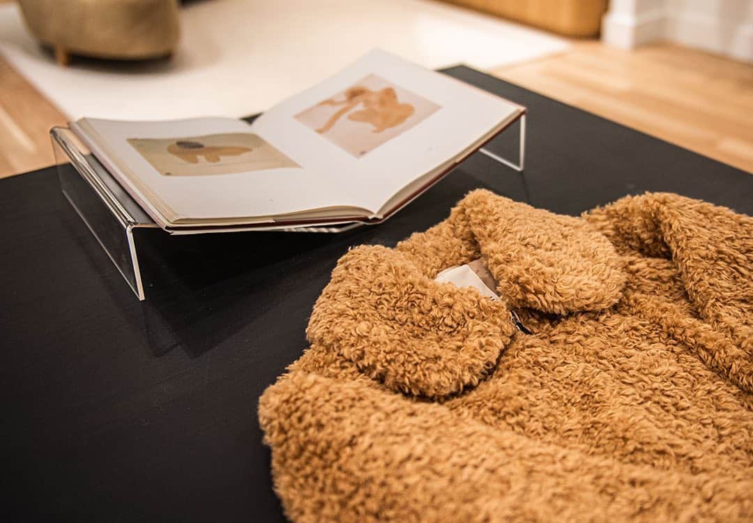 レベッカテイラーのインスタグラム：「Cozy up from the cold in the Curly Faux Shearling Jacket.」