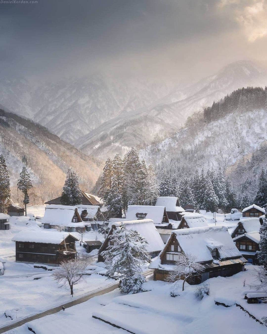 Discover Earthさんのインスタグラム写真 - (Discover EarthInstagram)「Shirokawa-go and Ainikura villages can be found in Japan. Those houses were made in an architectural style called gasshō-zukuri (合掌造り, palm-jointed construction) designates houses with very sloping roofs in order to withstand the particularly heavy snowfalls of this mountainous region.  Was your Christmas a white one ?  🇯🇵 #discoverJapan with @danielkordan  . . . . .  #japan  #snow  #winter  #christmas  #winterwonderland  #whitechristmas  #christmastree  #merrychristmas  #christmasdecor  #christmastime  #love  #xmas  #white  #christmas2019  #family  #holidays  #christmasiscoming  #christmasdecorations  #december  #travel  #christmaslights  #letitsnow  #happyholidays  #instagood  #photography  #holidayseason  #nature」12月30日 0時00分 - discoverearth